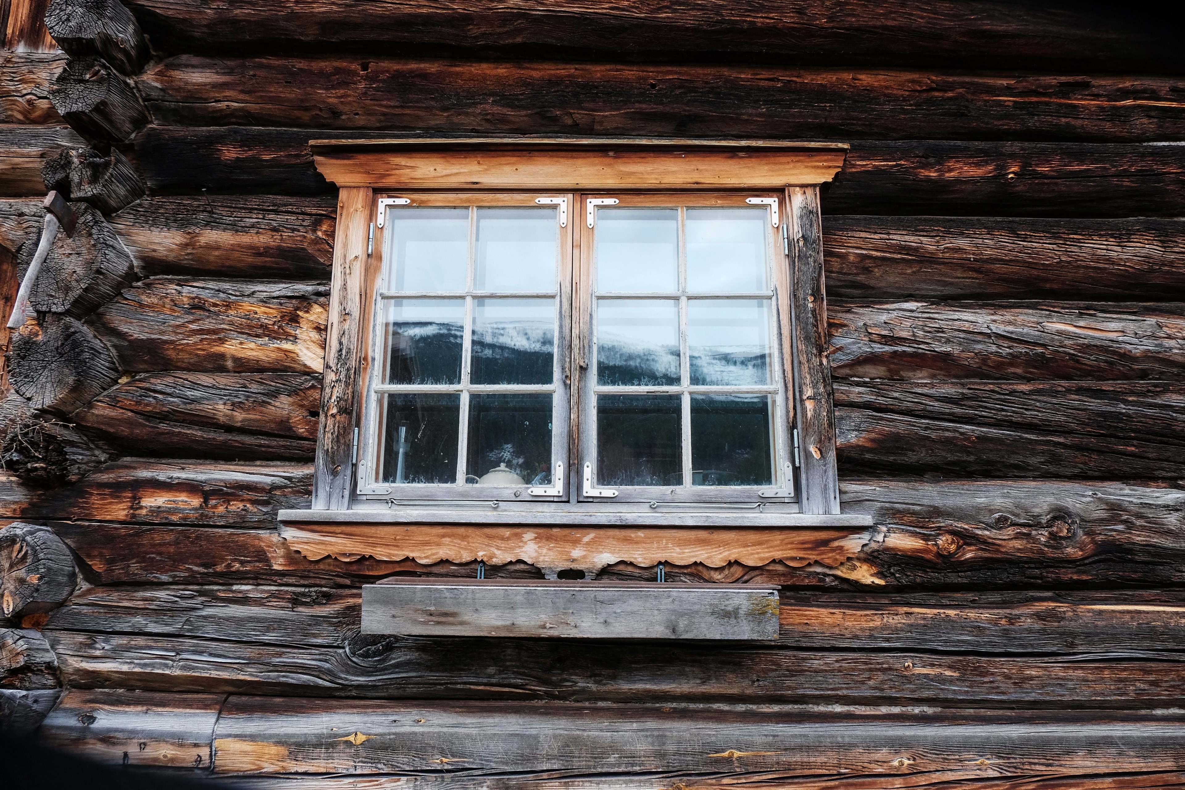 window on the exposed timber of a log cabin with white capped mountains in the background, cabin window 4k, HD Wallpaper