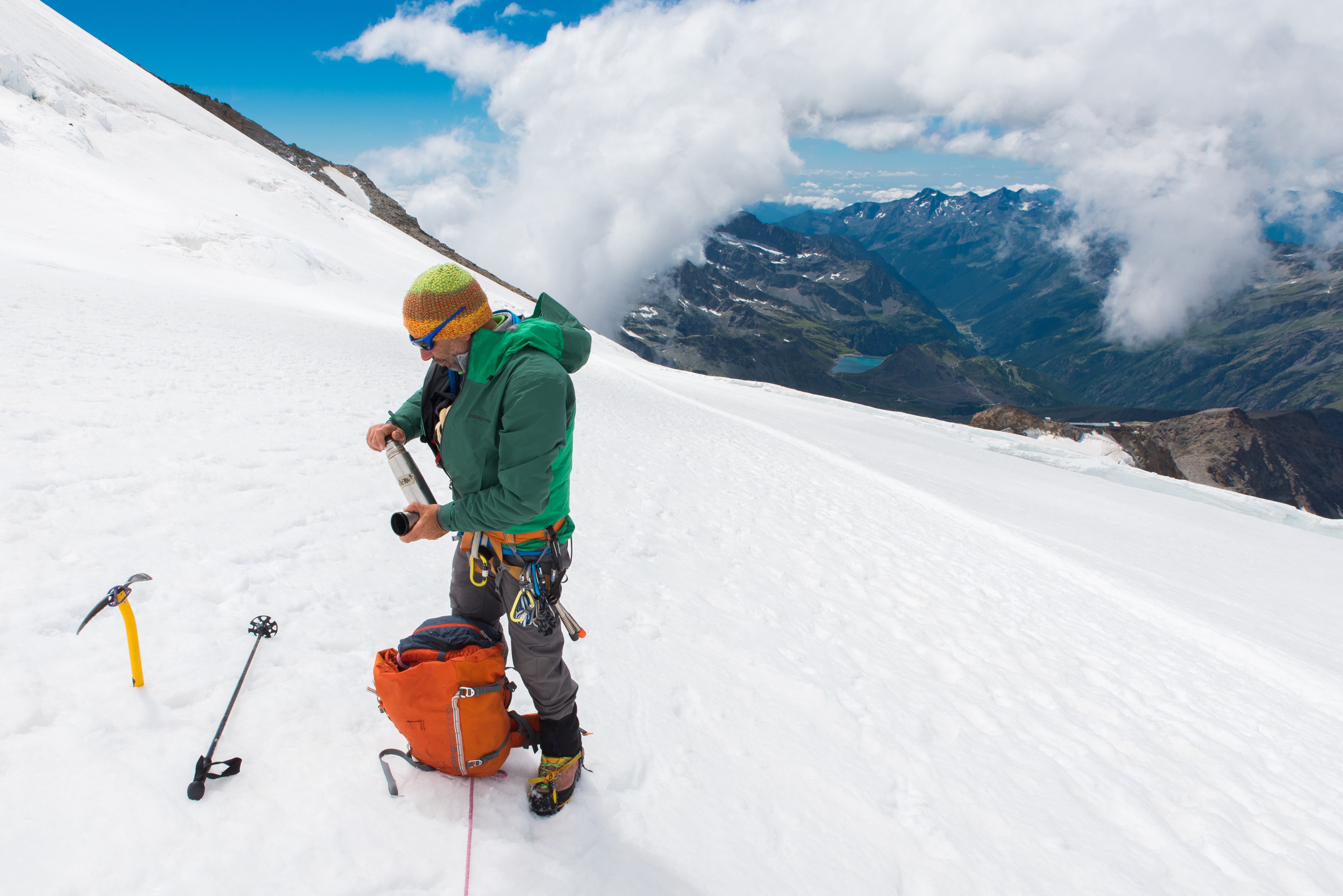 mountain snow climber and cloud 4k, HD Wallpaper