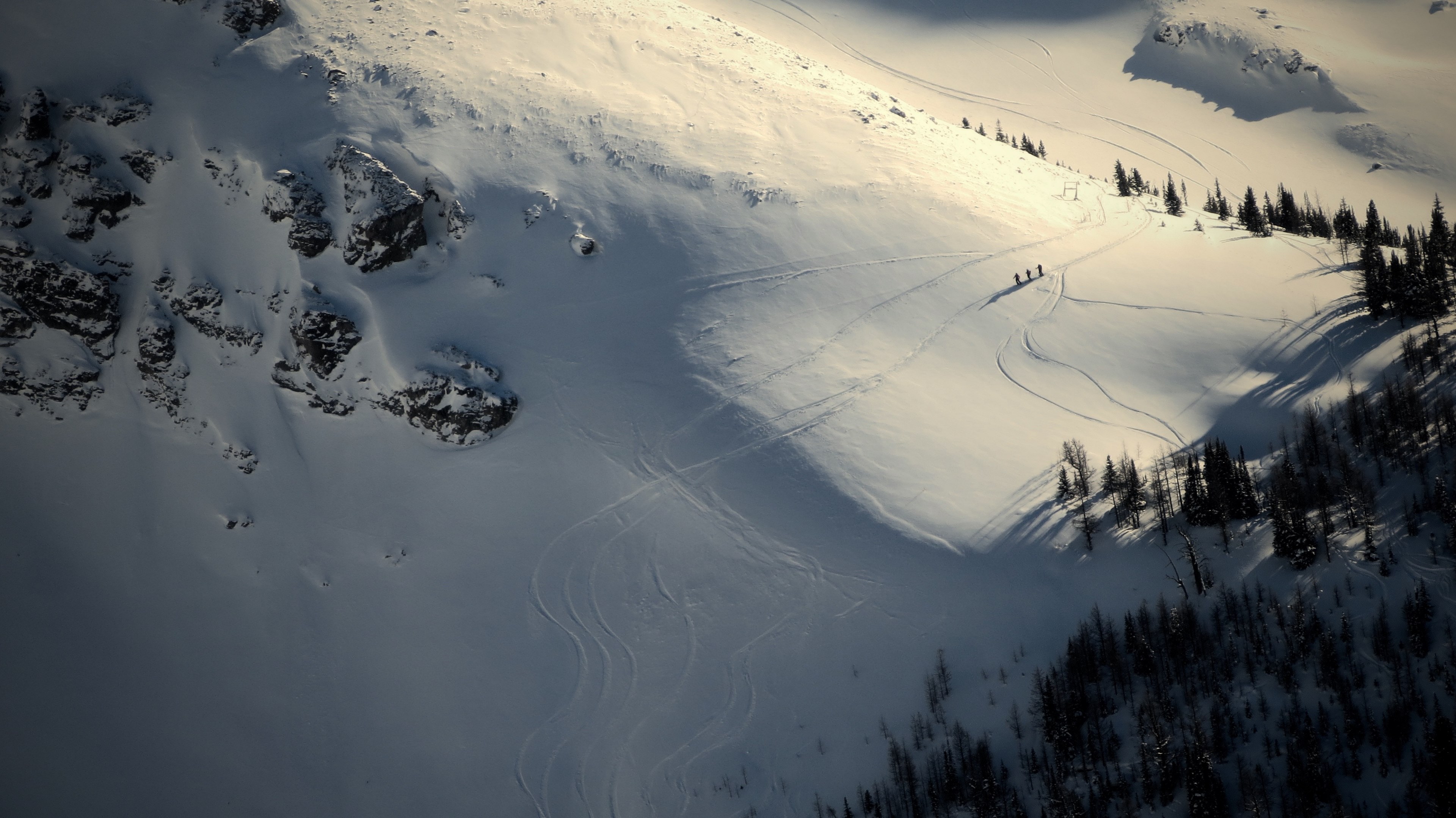 silhouettes of three skiers on a snowy slope in the mountains, skiing in the remote mountains 4k, HD Wallpaper