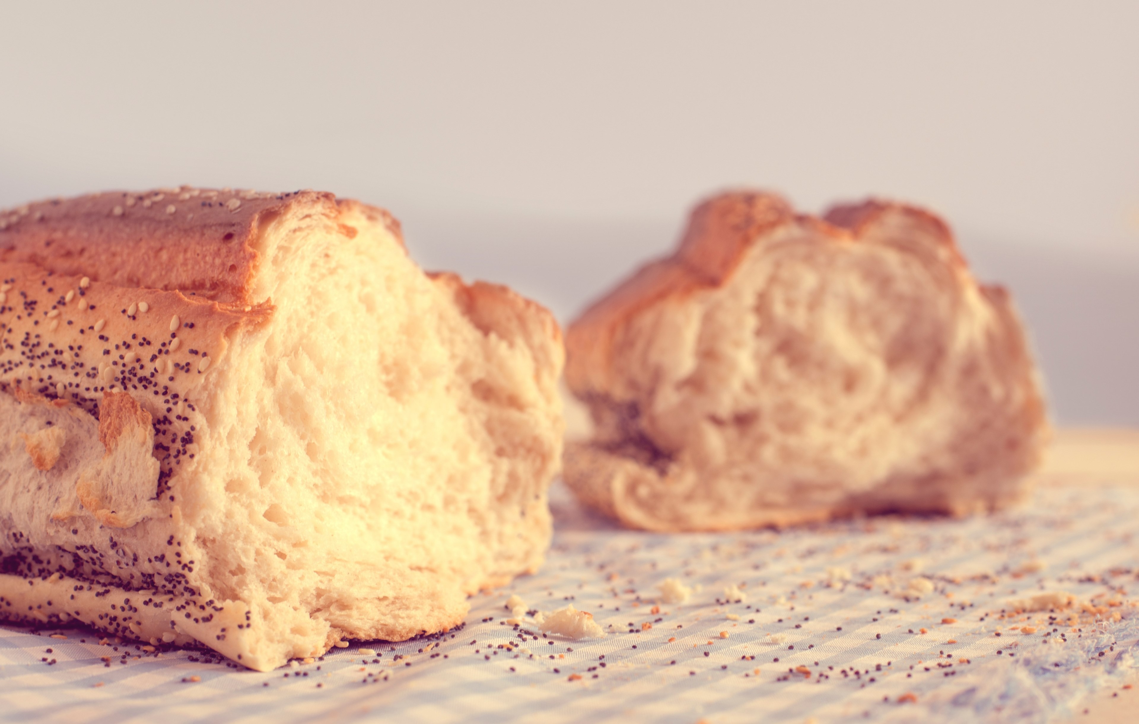 fresh loaf of poppyseed bread cut in half, loaf of bread 4k, HD Wallpaper
