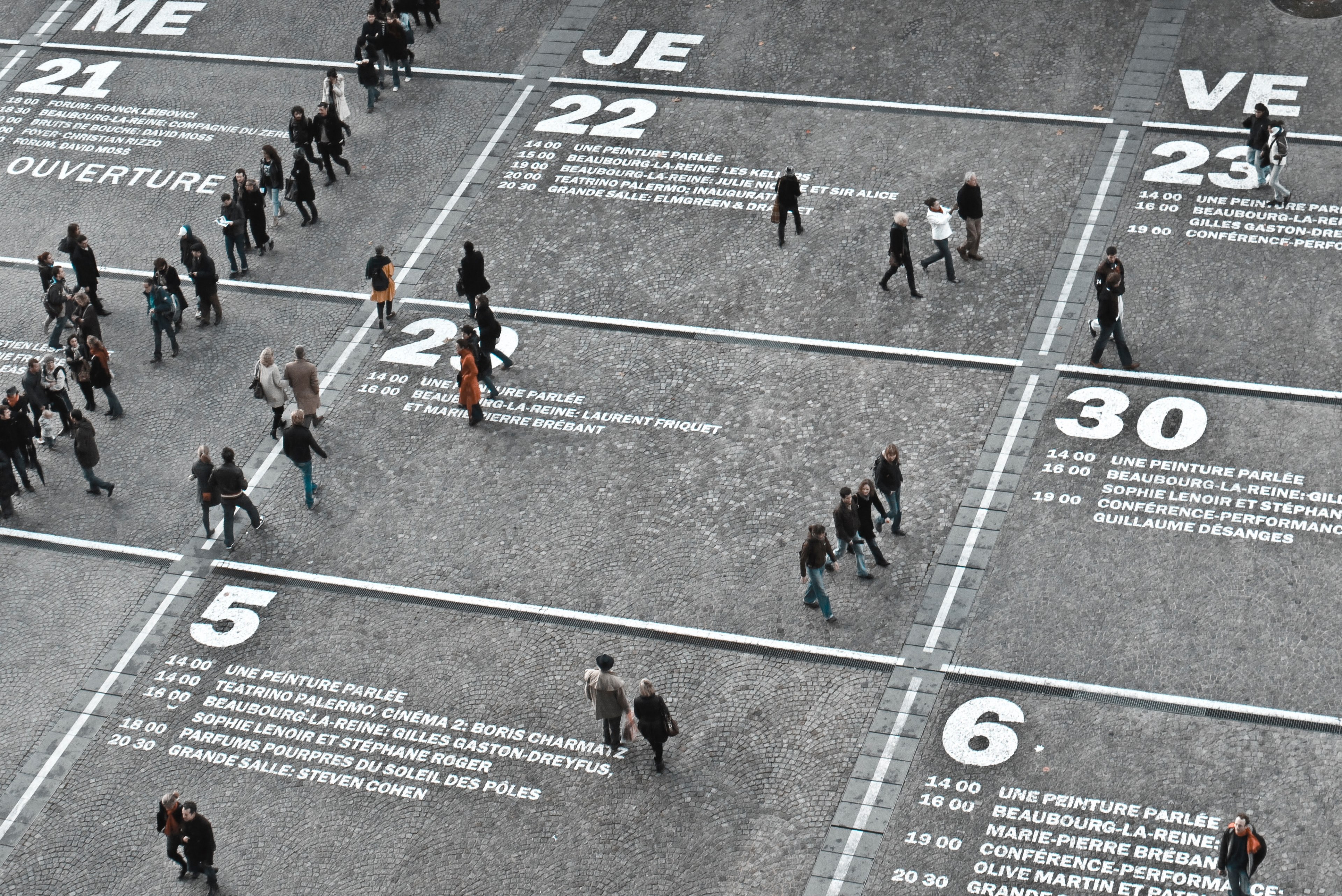 a large field turned into a calendar with a volume of people walking around at the centre pompidou, the centre pompidou calendar 4k, HD Wallpaper