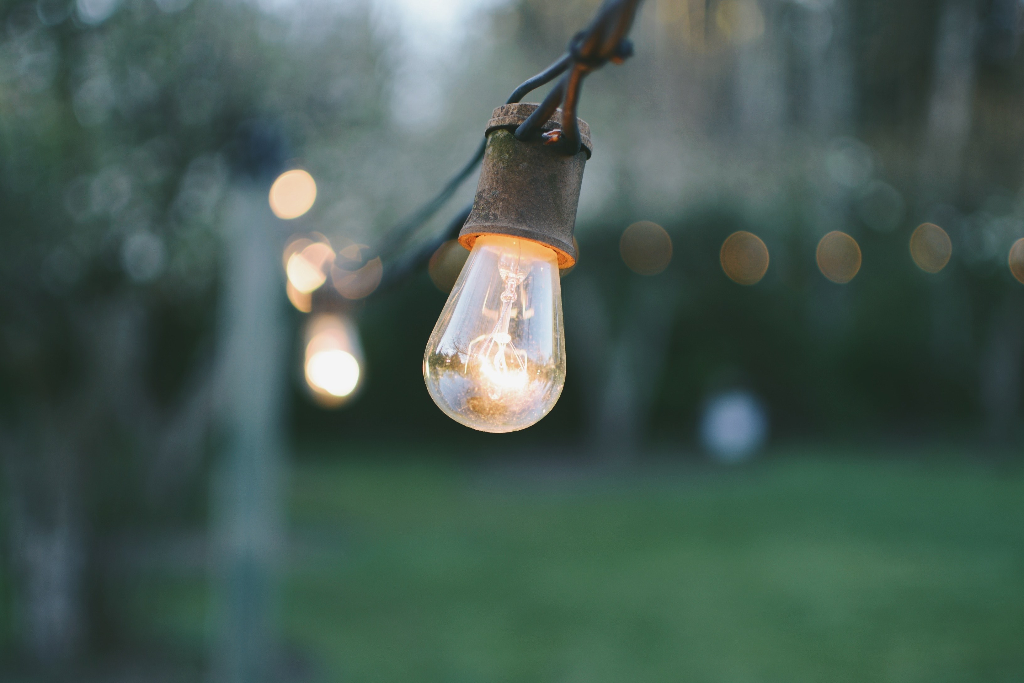close up of a light bulb on a long horizontal wire outdoors, light bulb on a wire outdoors 4k, HD Wallpaper