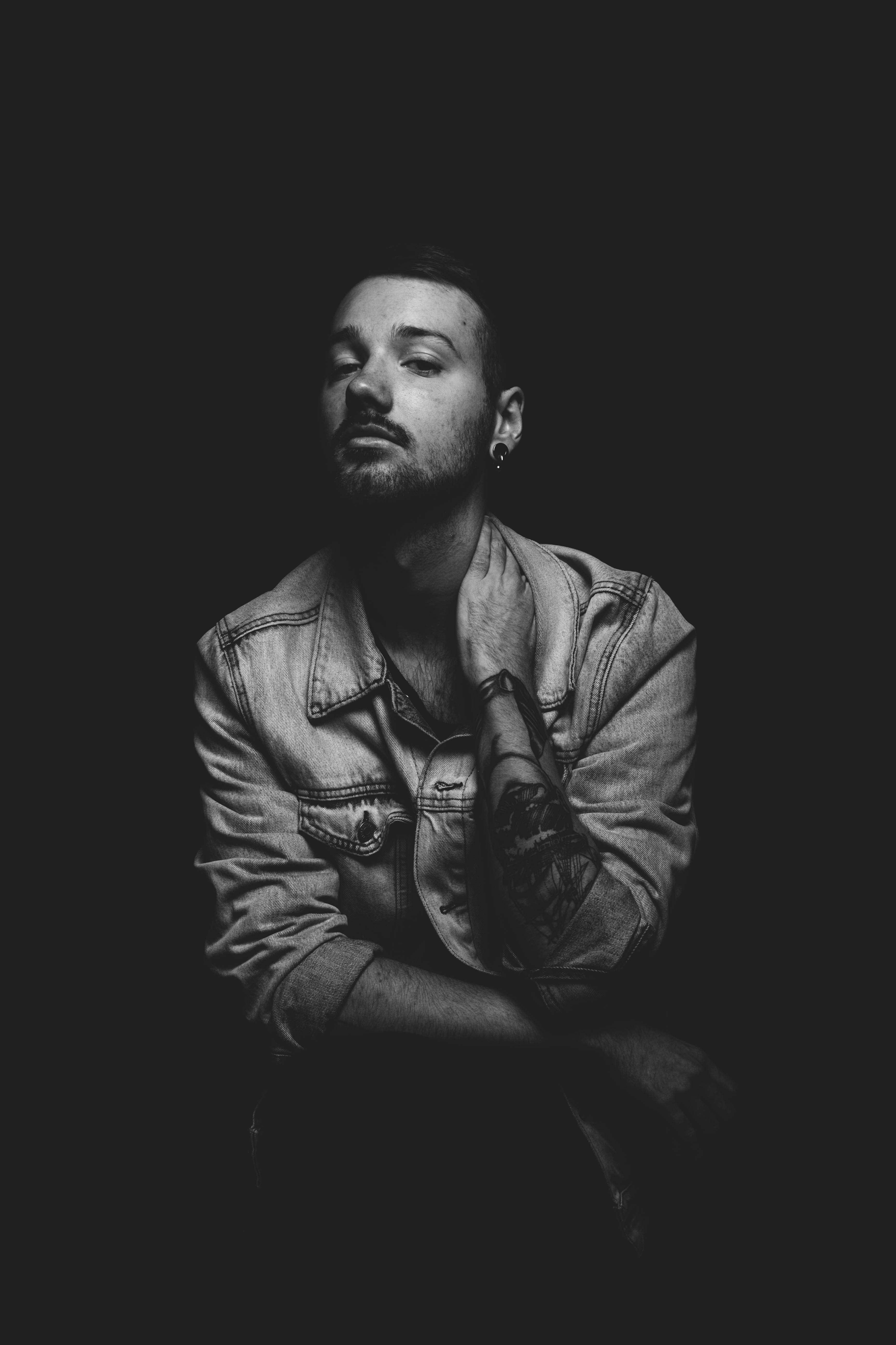 black and white shot of man with earring in denim jacket with facial hair bergen, arspoetica 4k, Phone HD Wallpaper