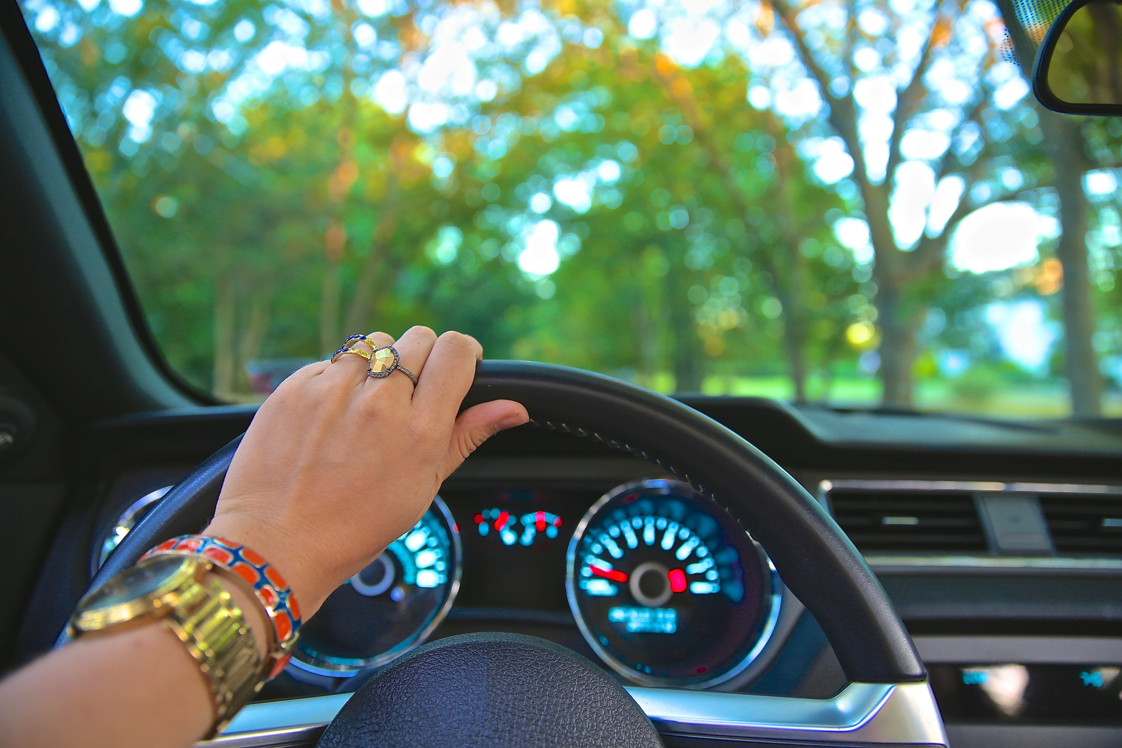 shot of womans hand with watch bracelet and rings on steering wheel driving through medford, woman hand steering wheel 4k, HD Wallpaper