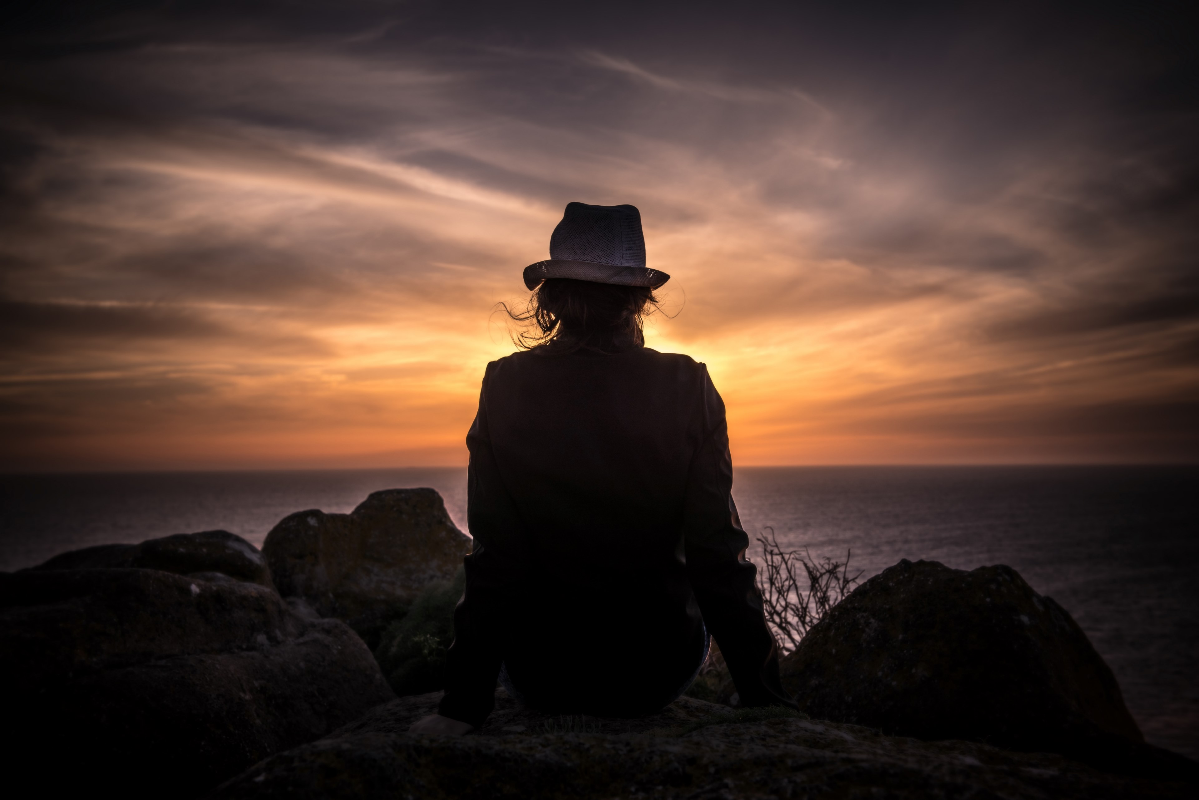 silhouette of a woman sitting on the edge of a cliff watching the sunset, _sunset silhouette 4k, HD Wallpaper