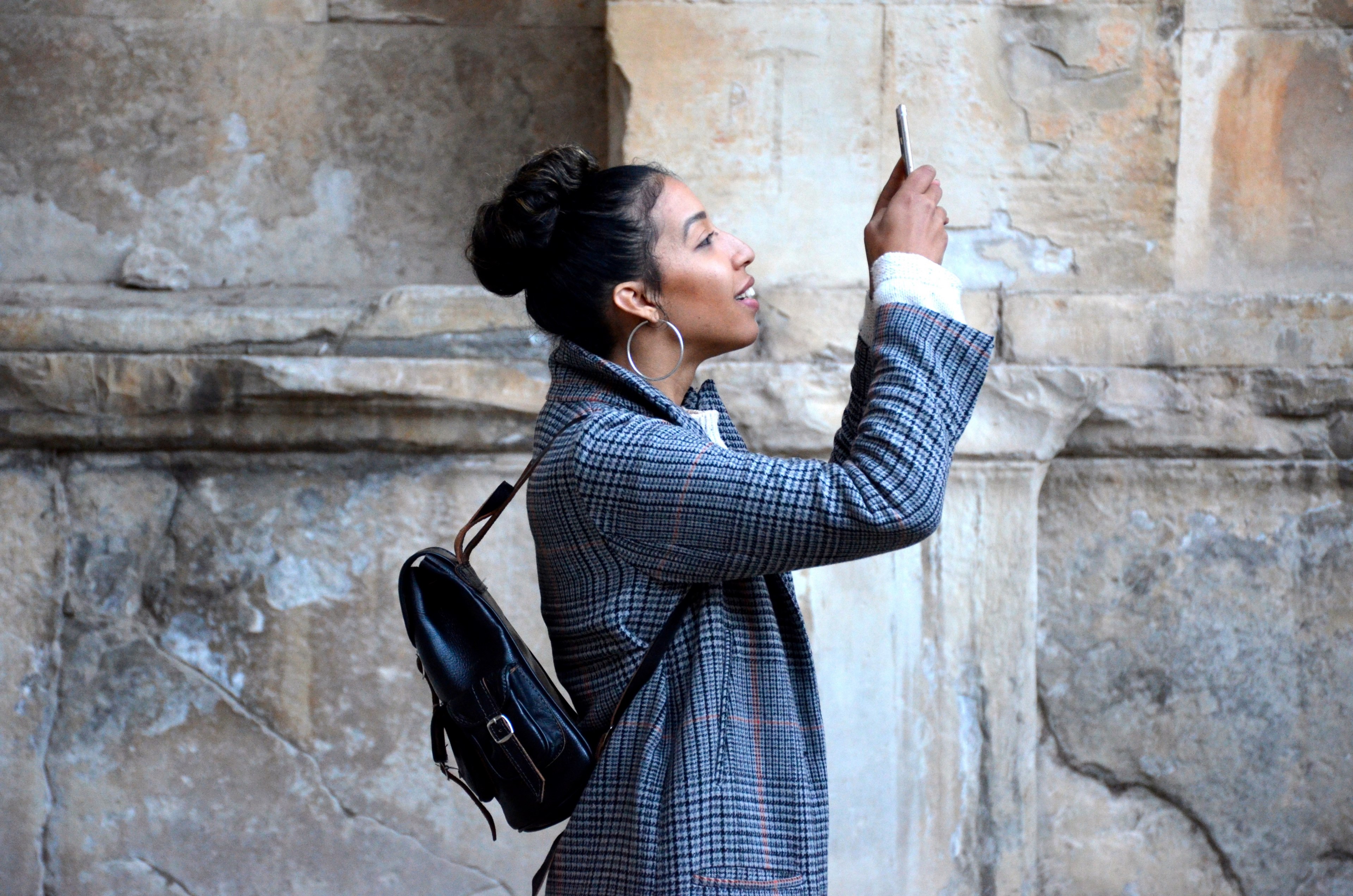 a female tourist smiling while taking a photograph with a smartphone, taking a selfie 4k, HD Wallpaper