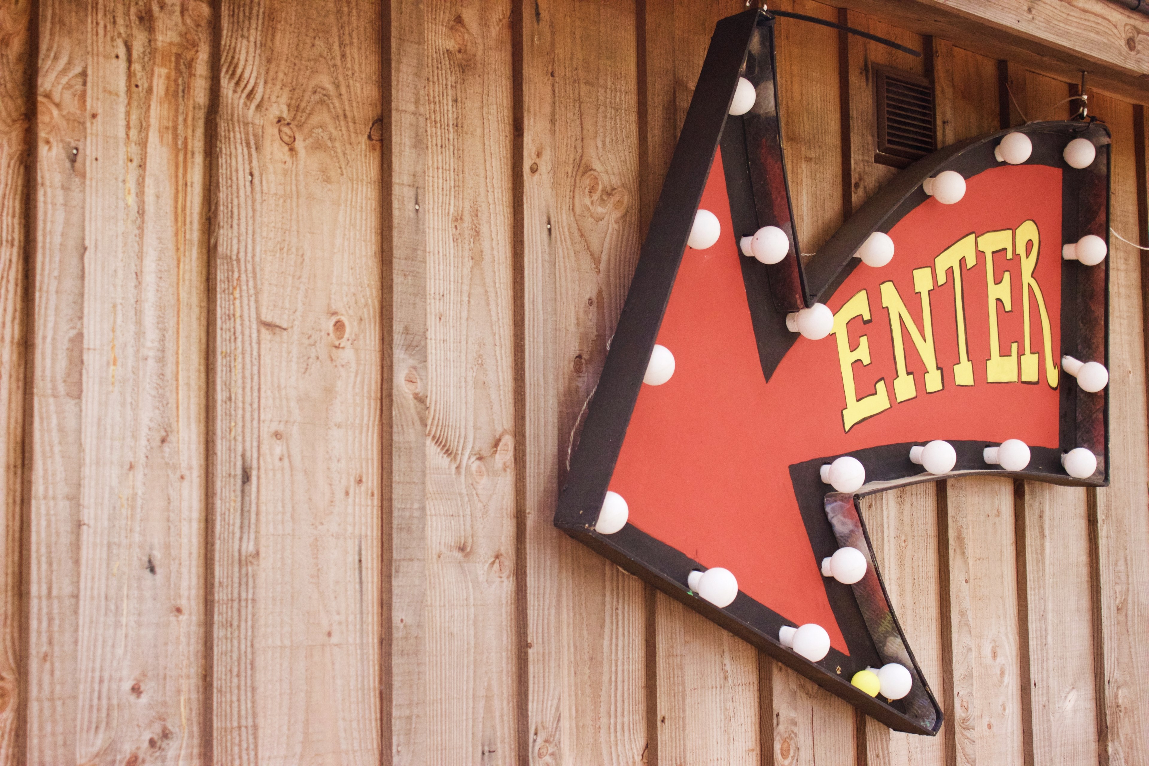 a red enter sign in the shape of an arrow with white light bulbs, red enter sign 4k, HD Wallpaper
