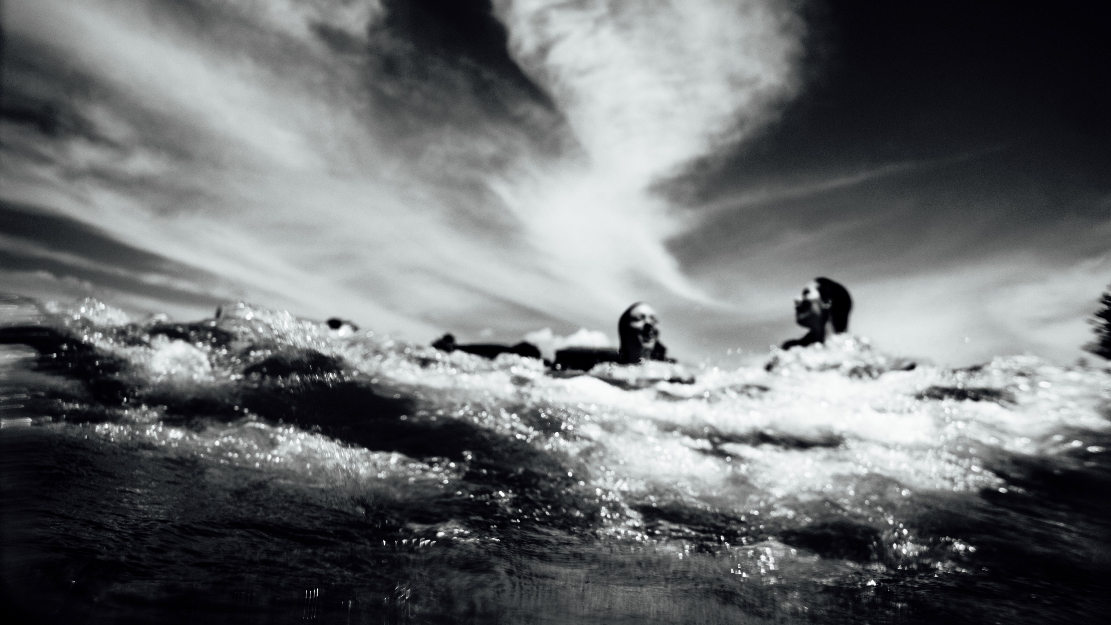 black and white shot of people having fun in water with clouds in sky mount maunganui, fun in water maunganui 4k, HD Wallpaper