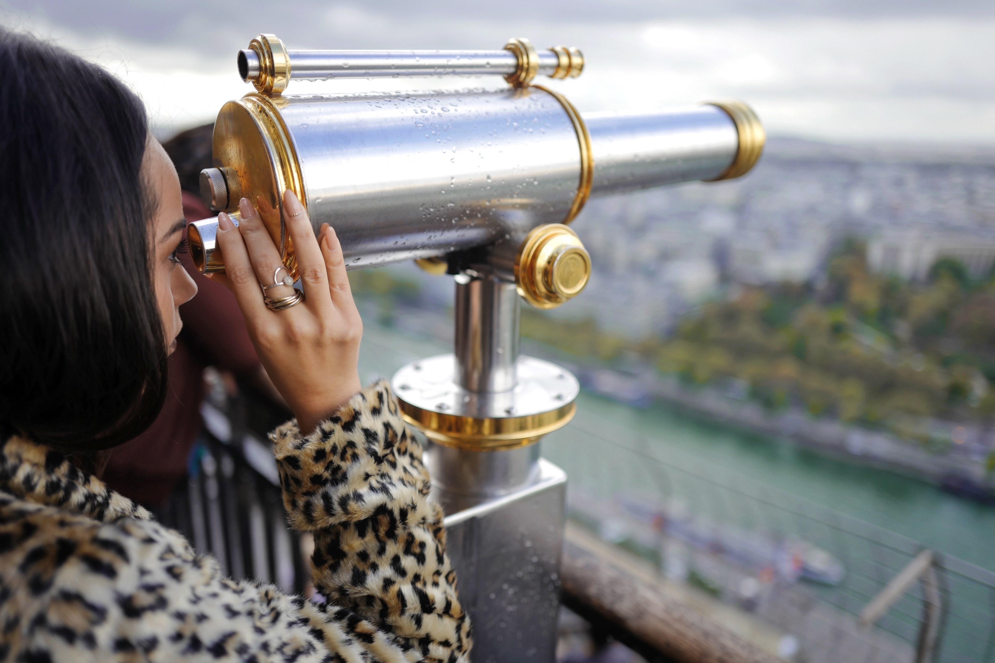 a fashionable woman looking over a river through a viewfinder telescope, woman looking through viewfinder 4k, HD Wallpaper
