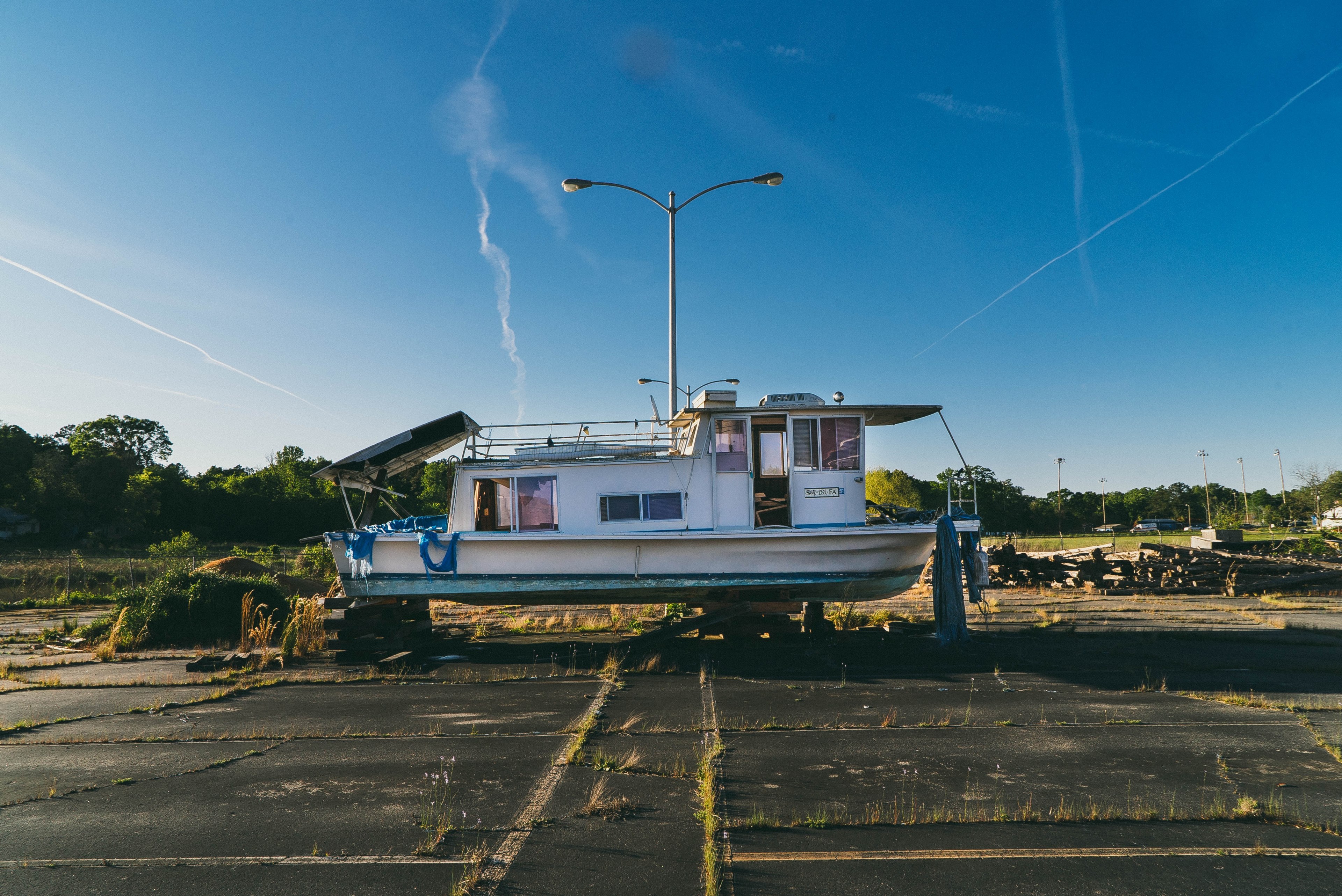 boat abandoned parking lot and stark 4k, HD Wallpaper