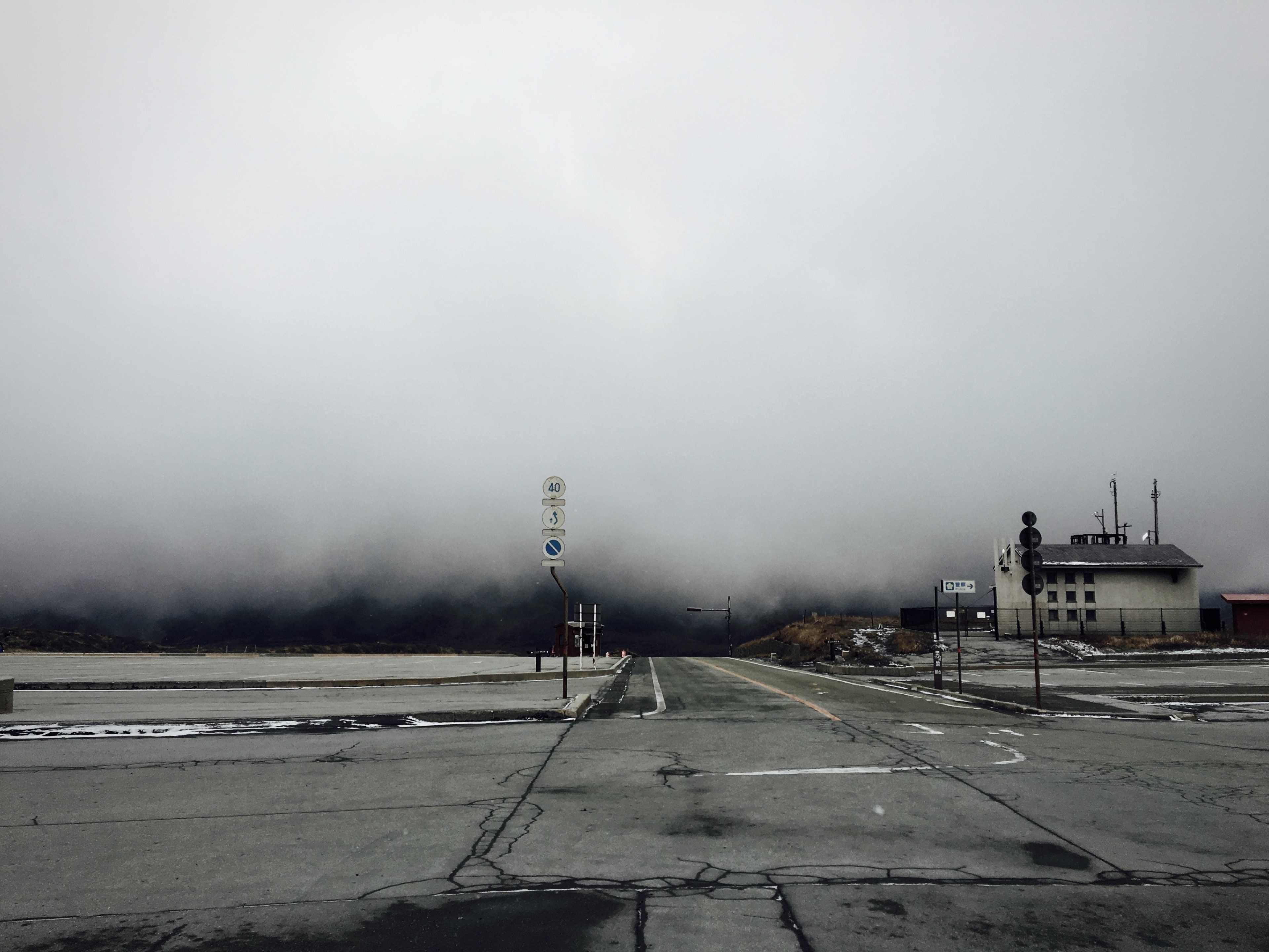 desolate roads meet at an intersection on a gray day, abandoned intersection 4k, HD Wallpaper