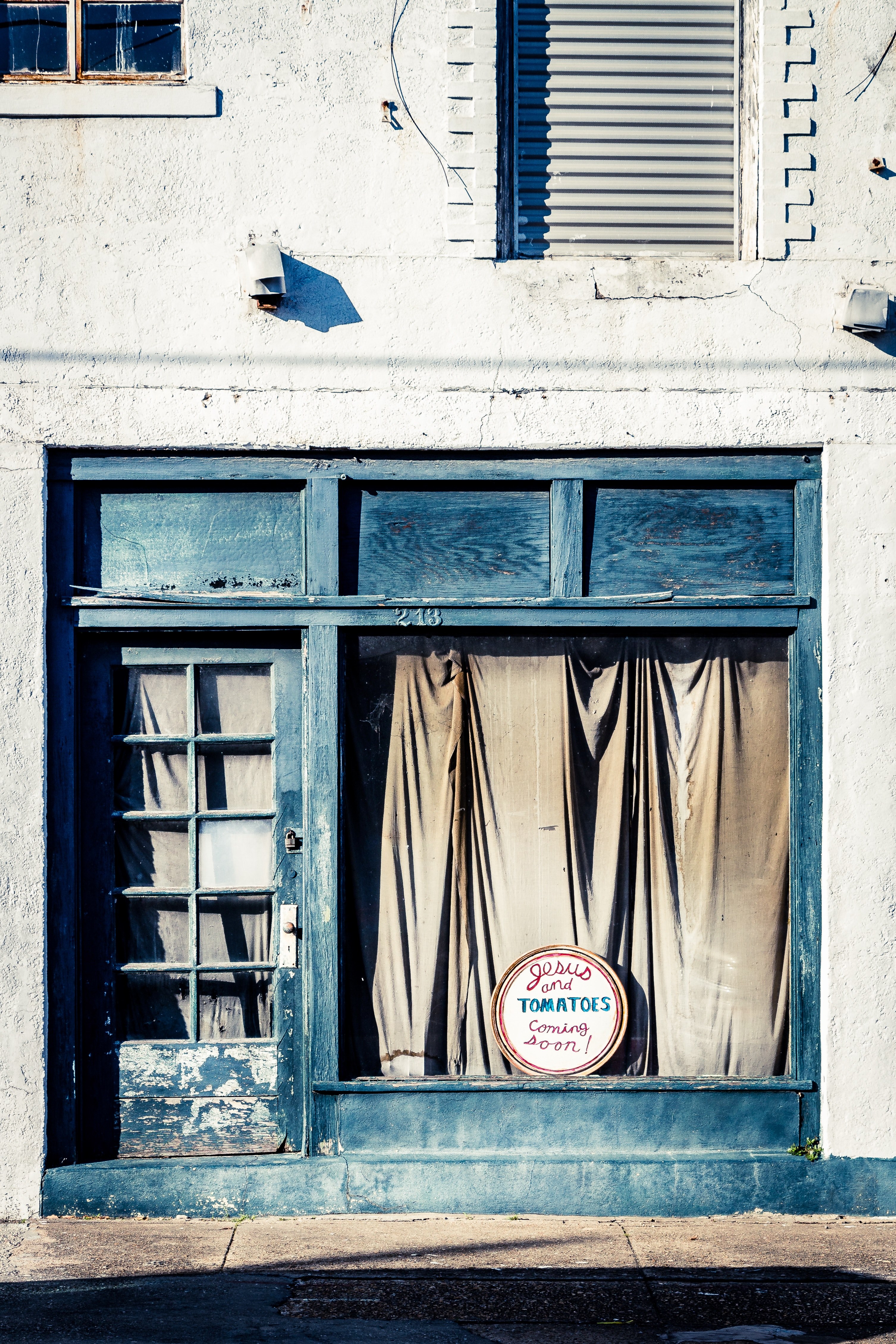 an old abandoned store in hattiesburg, windows and doors of building 4k, Phone HD Wallpaper