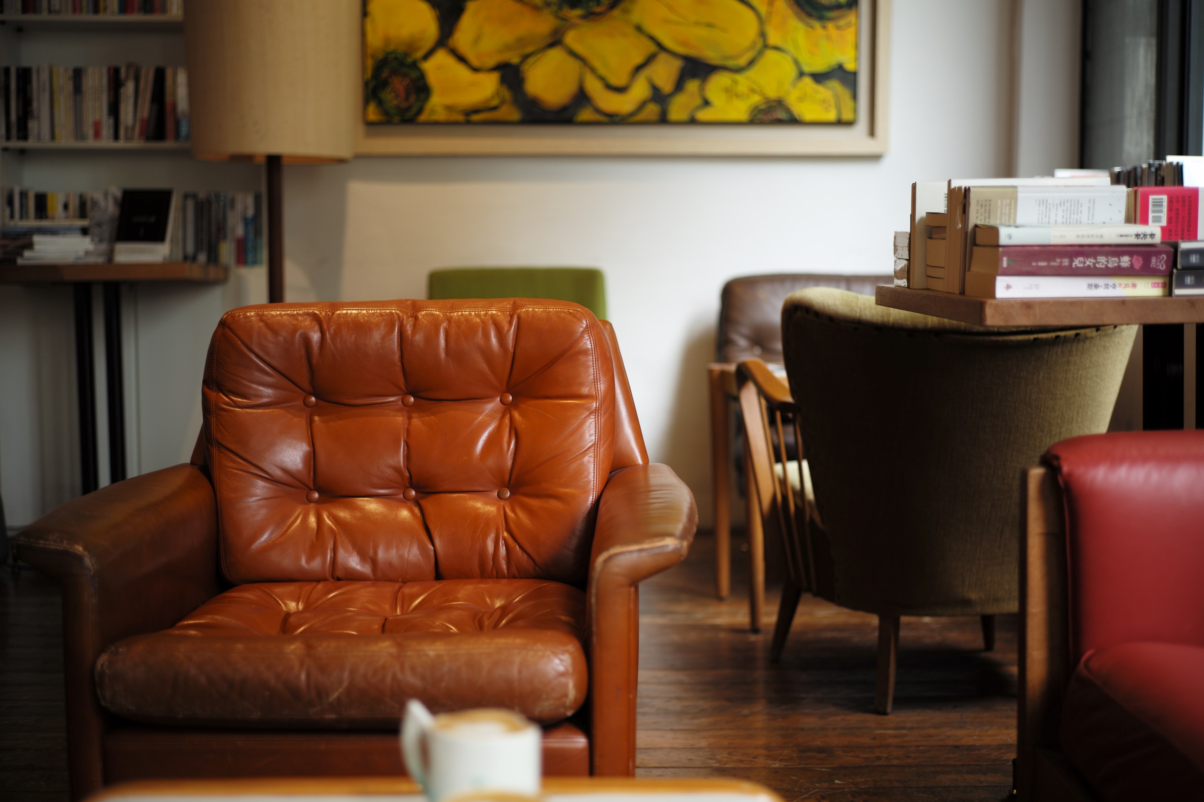 interior of a sophisticated room with a stylish light brown leather arm chair with shelves filled with books, taipei 4k, HD Wallpaper