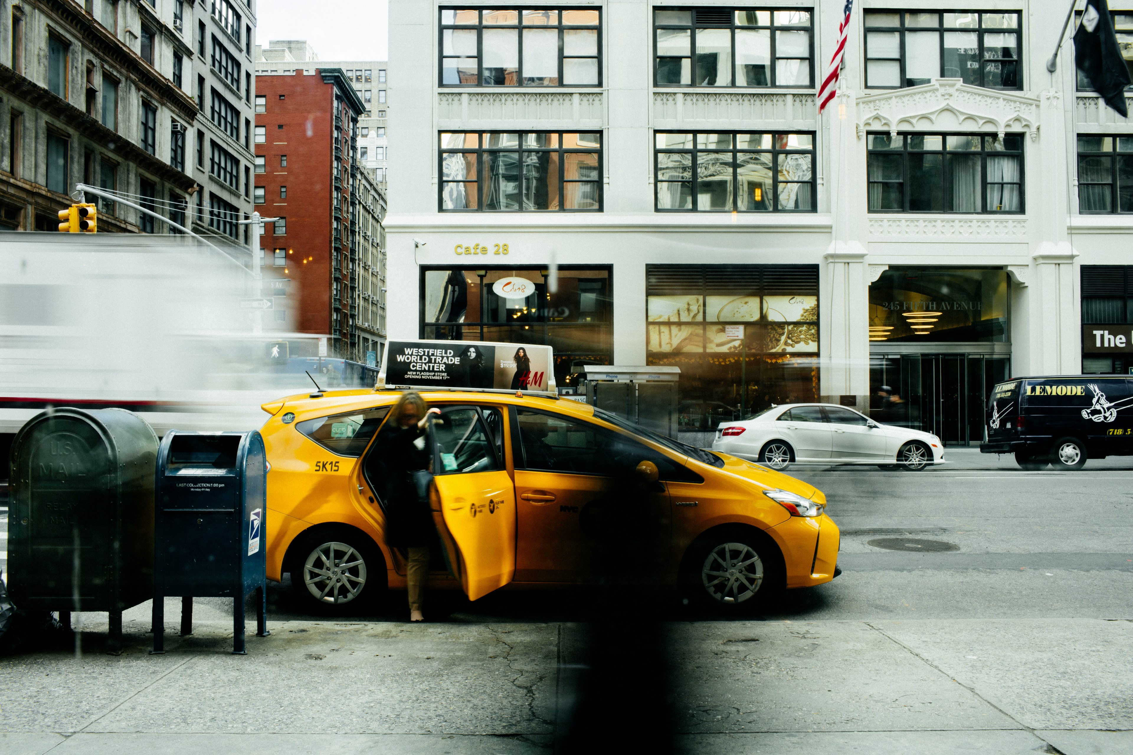 person gets into a taxicab on a busy city street in new york, catching a cab 4k, HD Wallpaper