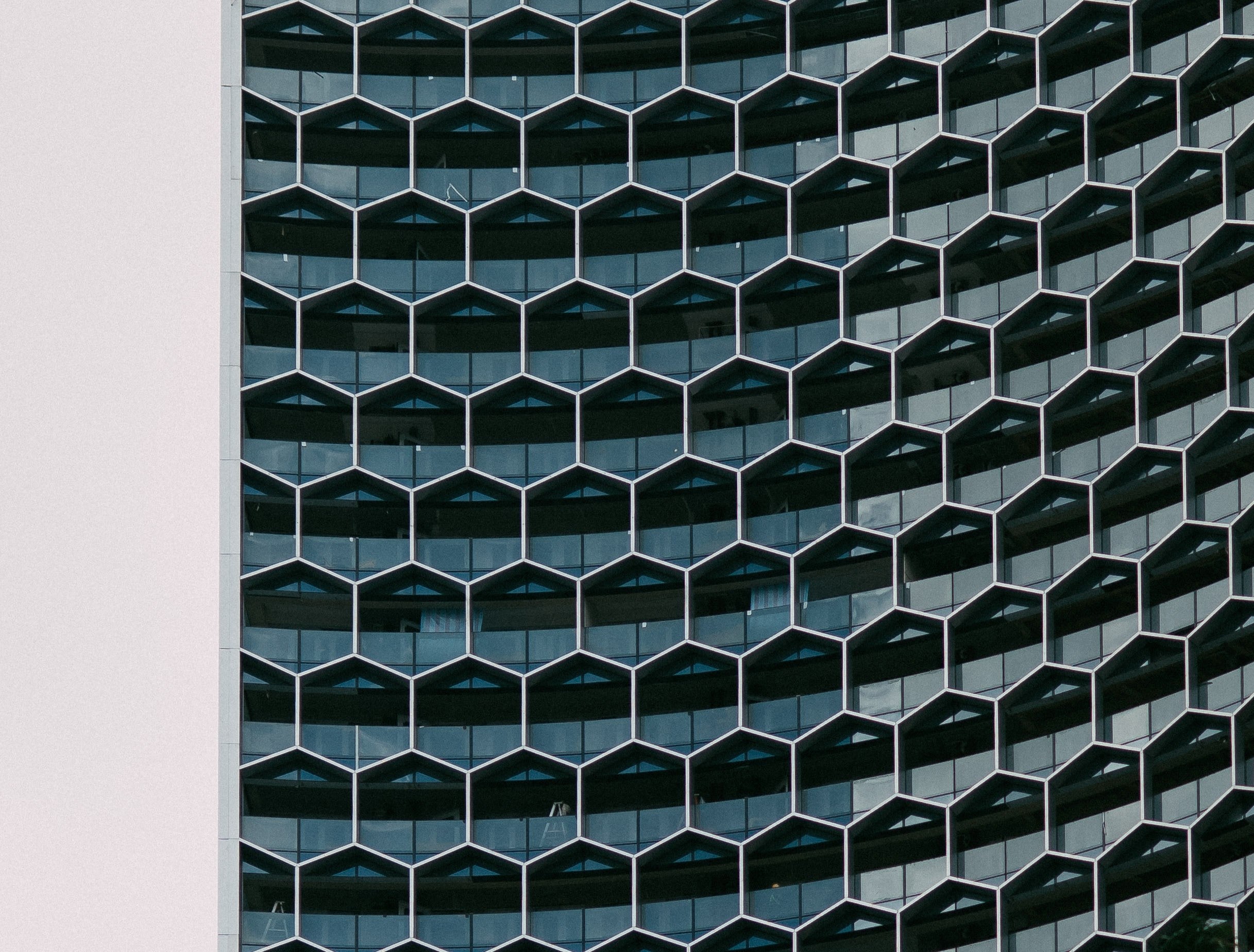 a building with glass hexagon shaped windows, hexagon windows 4k, HD Wallpaper
