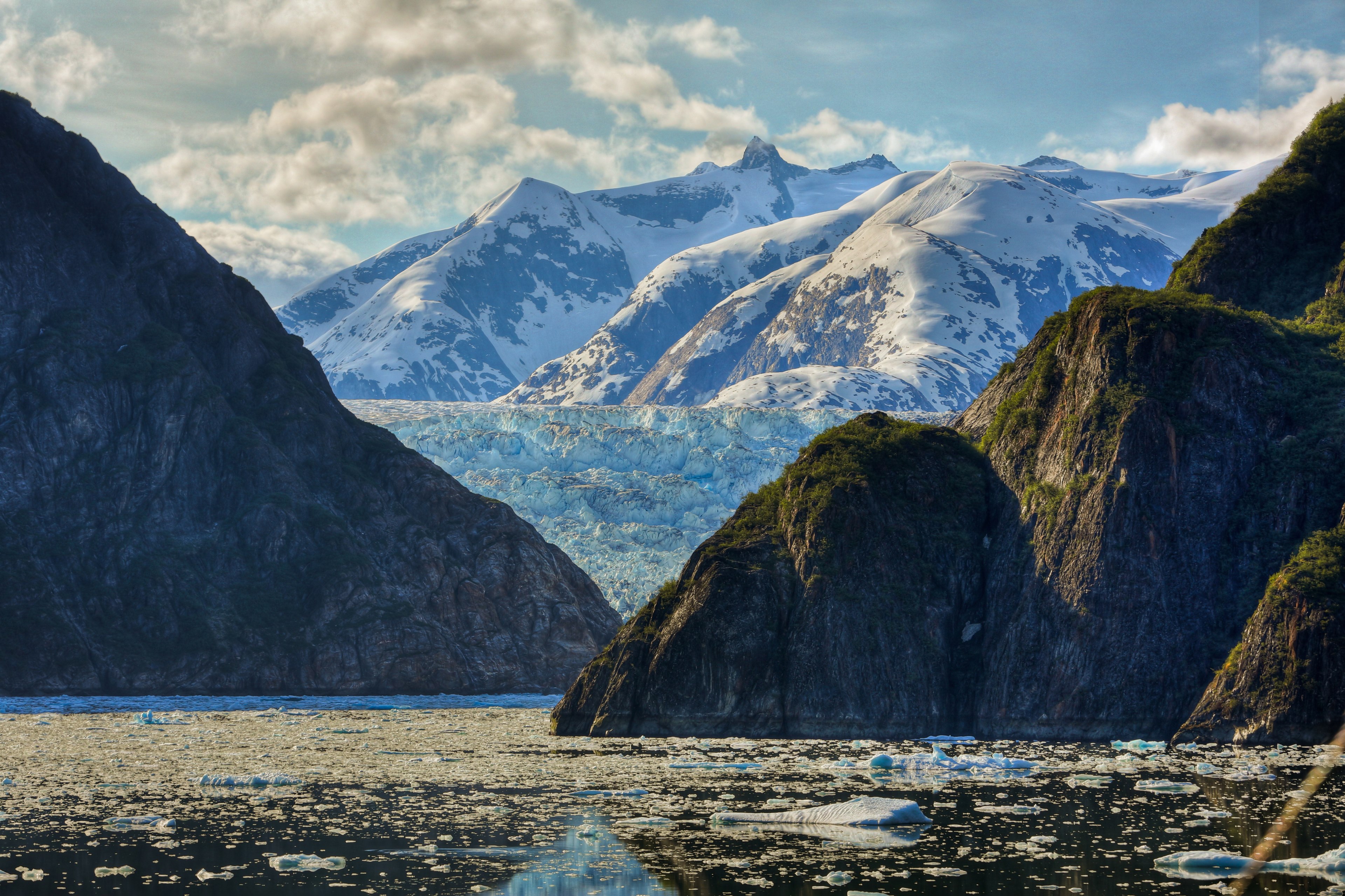ice floats in the water along a landscape of snowy mountains and clouds, ice floating near mountains 4k, HD Wallpaper