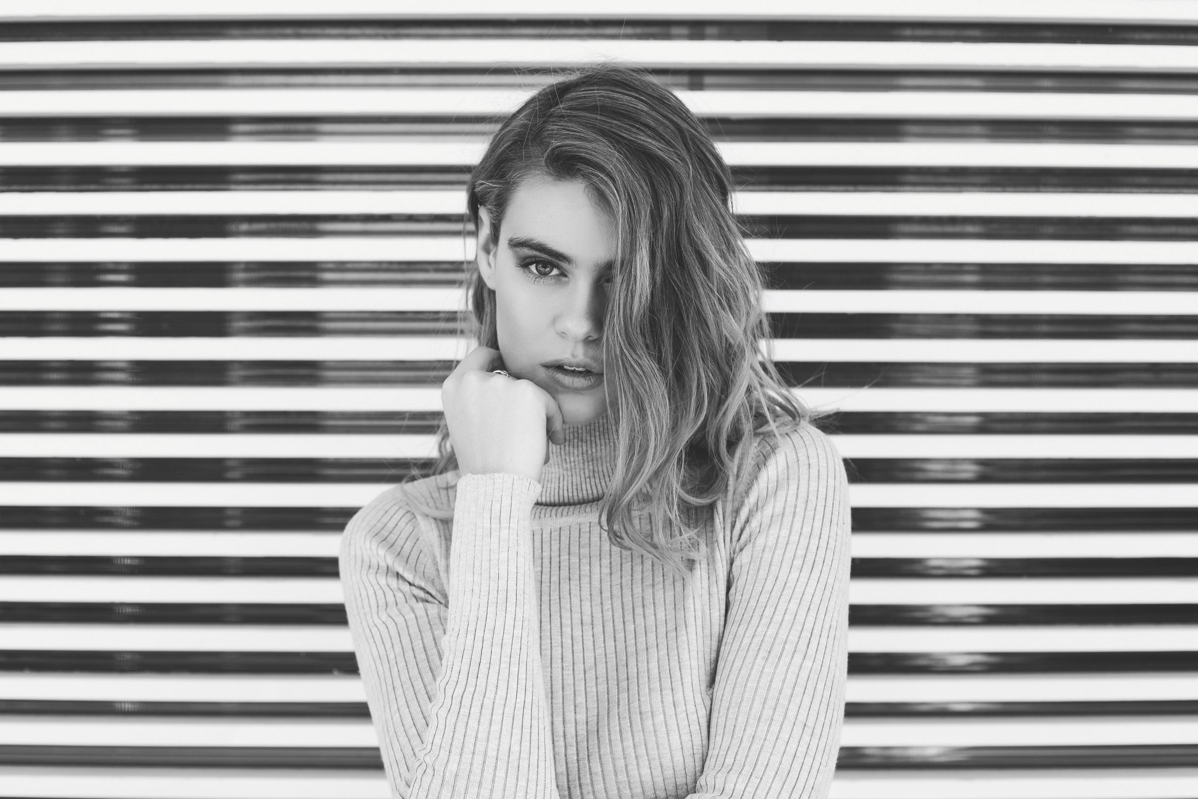 black and white shot of attractive woman wearing turtleneck jumper in tamarama, woman in turtleneck poses 4k, HD Wallpaper