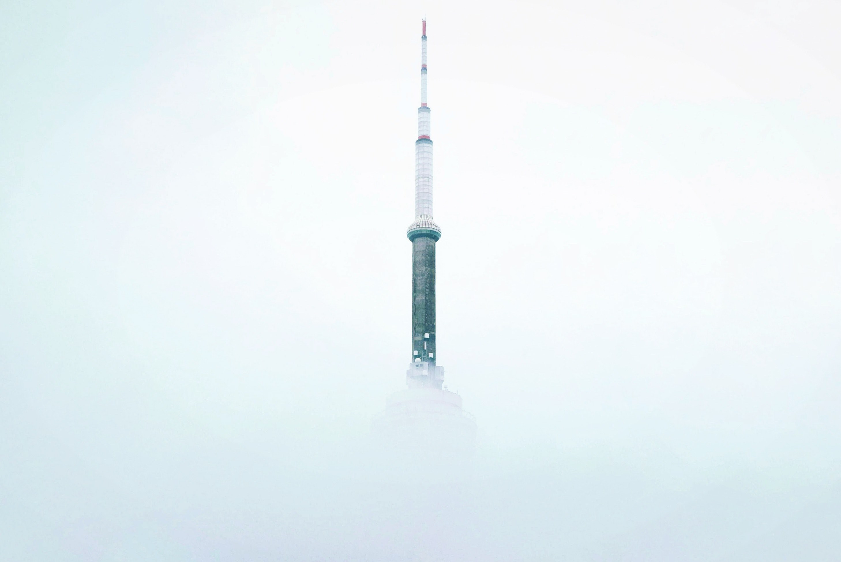 observation tower breaks through the clouds on a foggy morning in the city, cn tower in the clouds 4k, HD Wallpaper