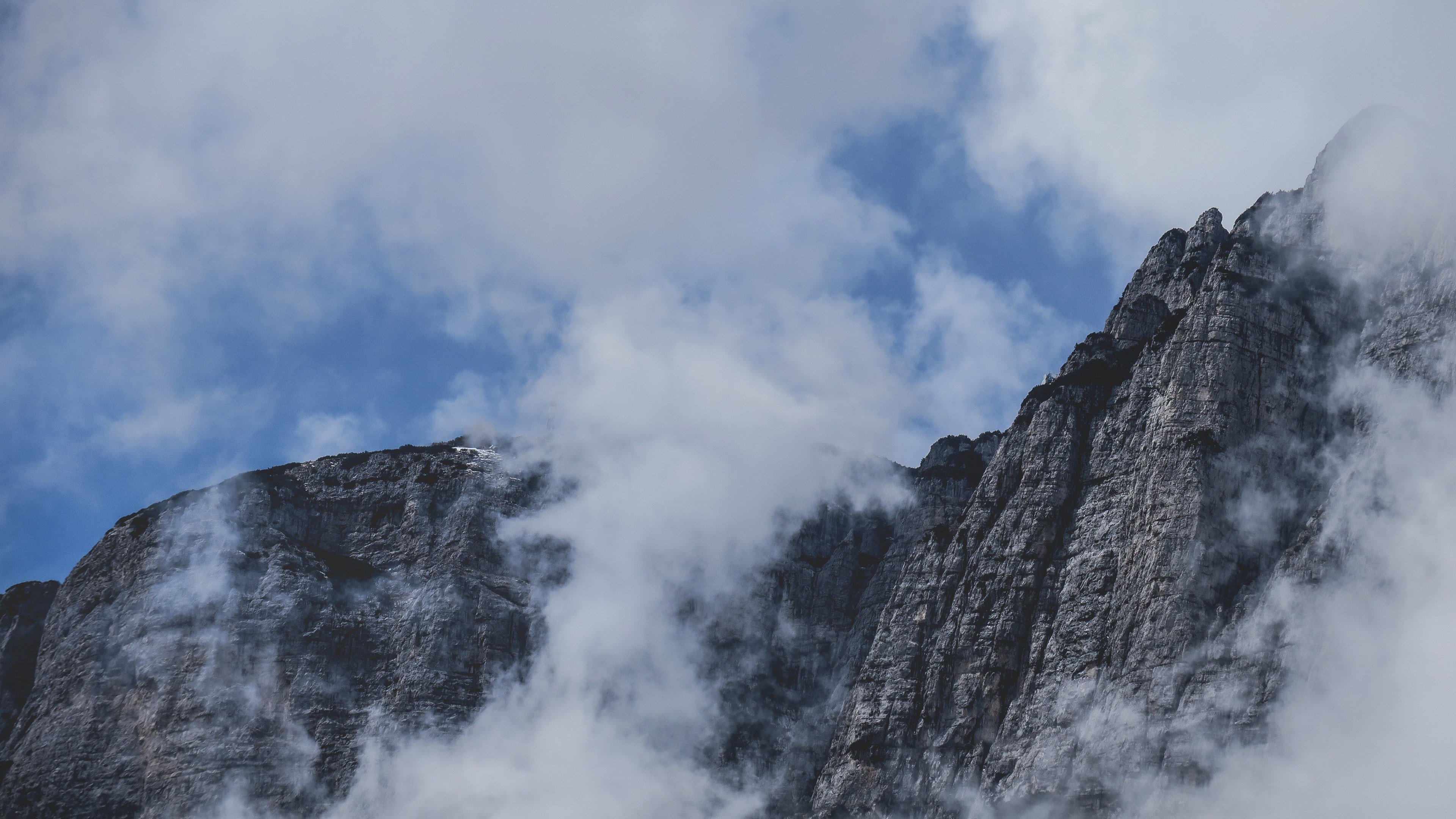 fog rolling down the jagged mountain face in trudner horn nature park, mist over the mountain face 4k, HD Wallpaper