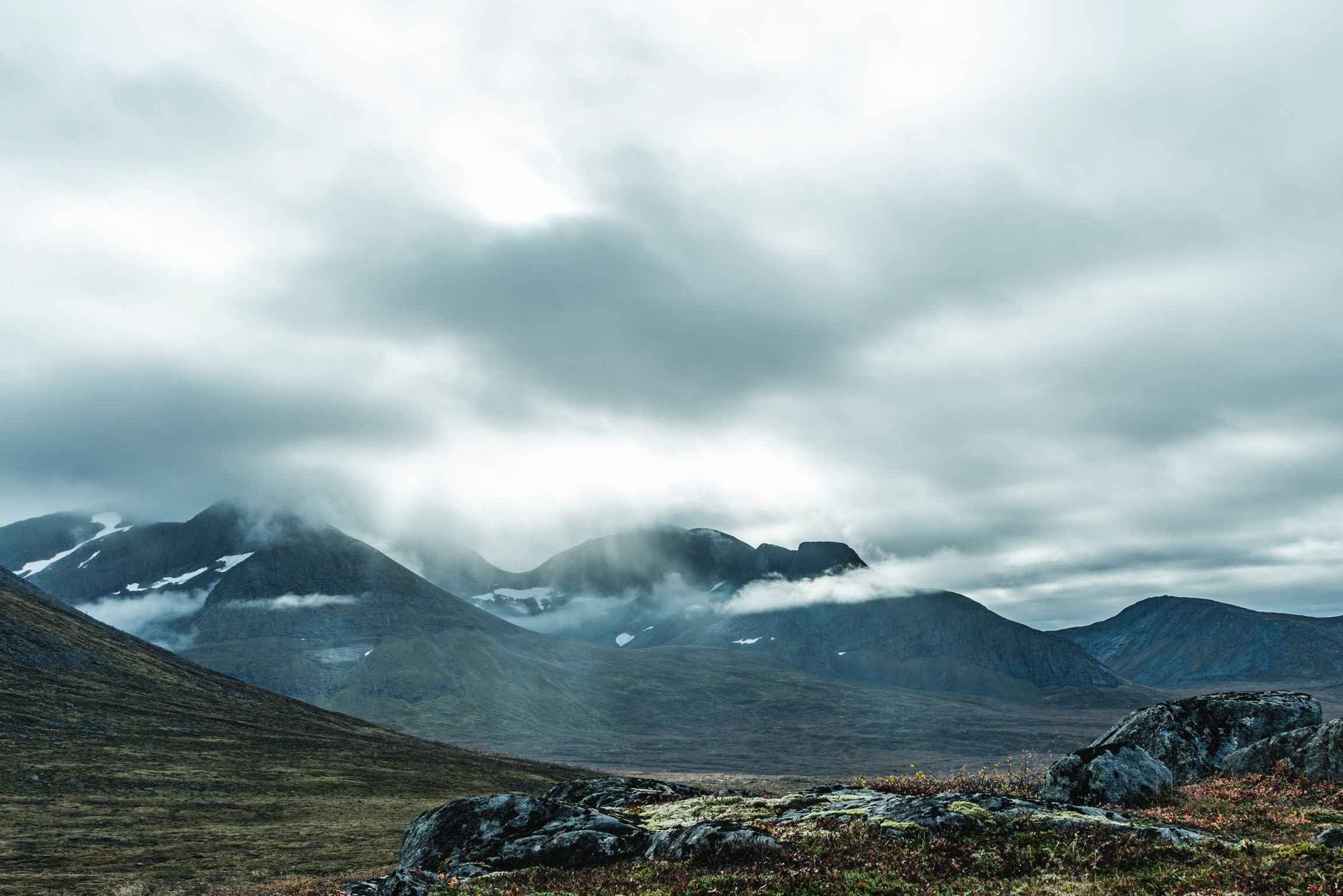 barren plains in the mountains on a cloudy day, thick clouds over desolate mountains 4k, HD Wallpaper