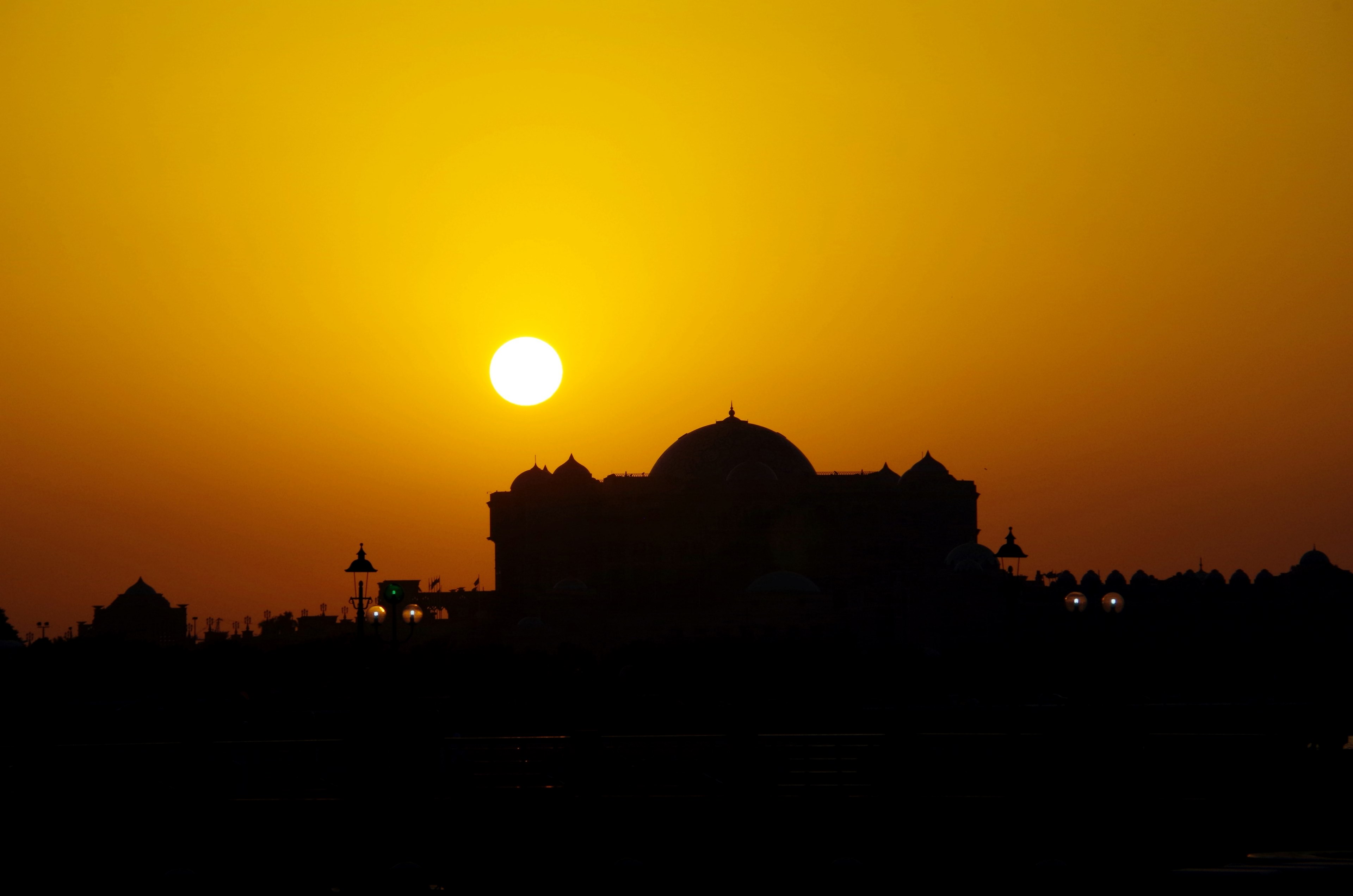 silhouette of a mask at orange sunset in abu dhabi, abu dhabi sunset 4k, HD Wallpaper