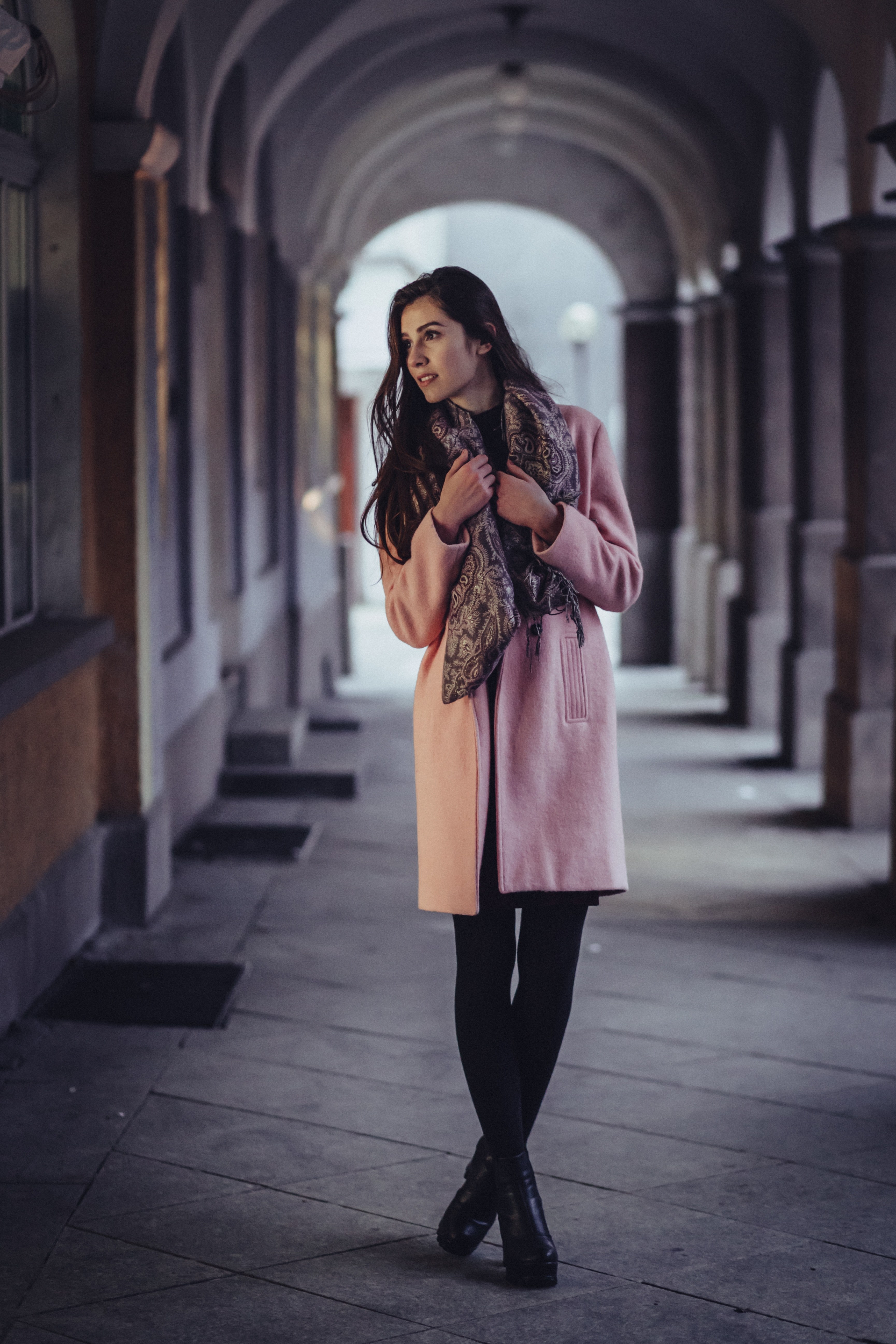 an elegant young woman standing near a storefront, elegant woman by storefront 4k, Phone HD Wallpaper