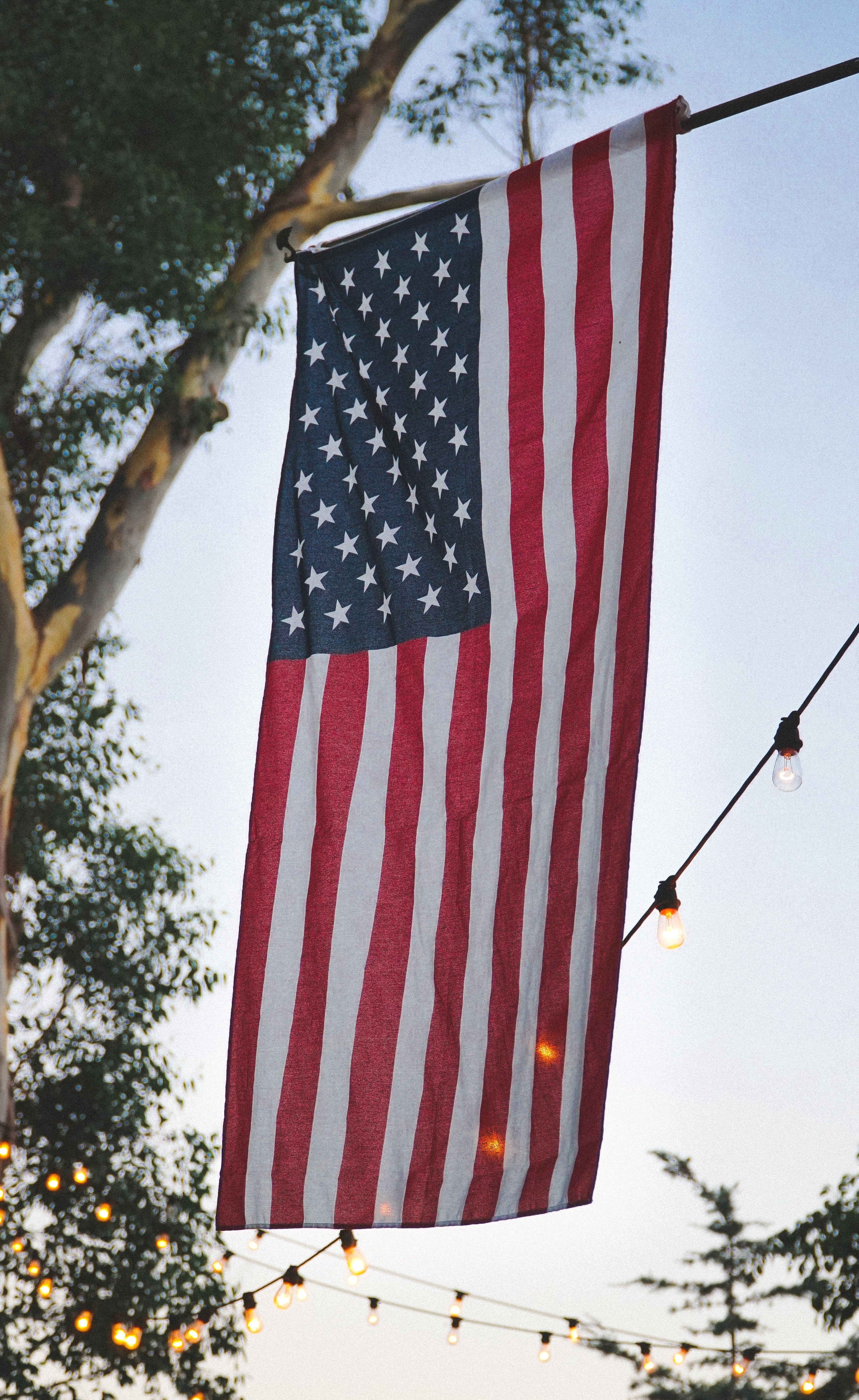 flag in the sky 4k, Phone HD Wallpaper