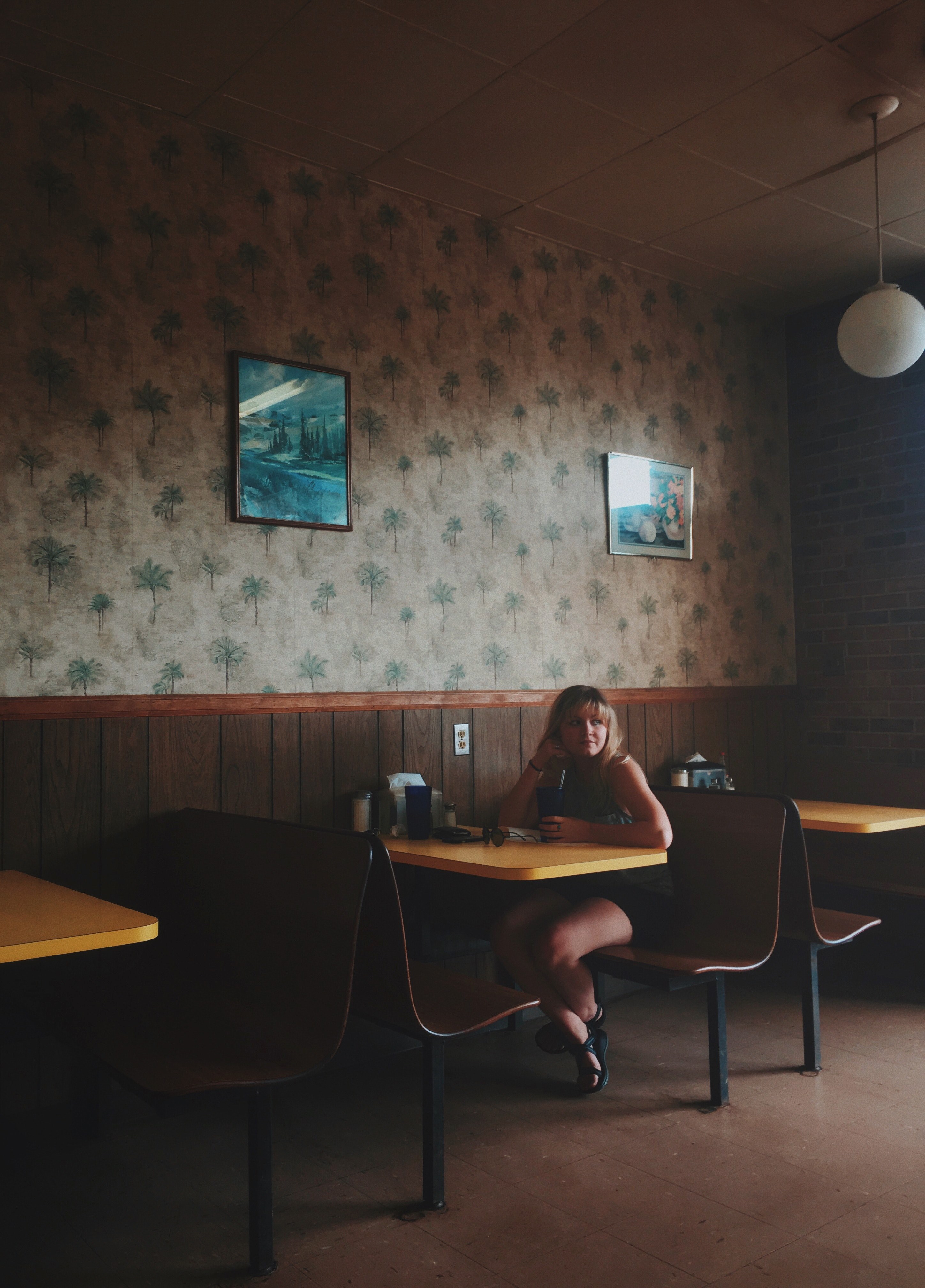 a lone woman sitting at a table in a cozy caf, waiting in a caf 4k, Phone HD Wallpaper