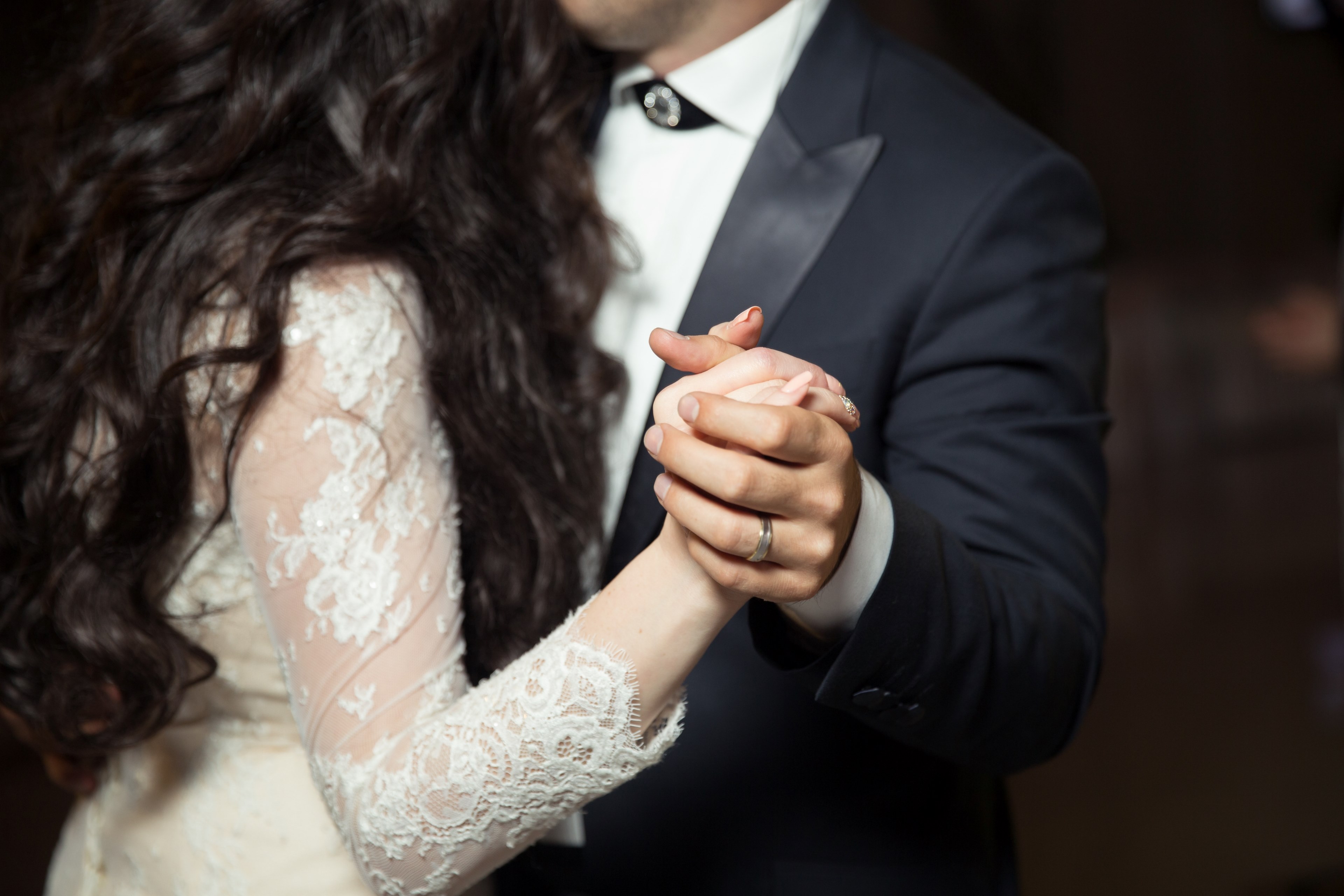 a bride and a groom slow dance holding hands at their wedding, 11 4k, HD Wallpaper