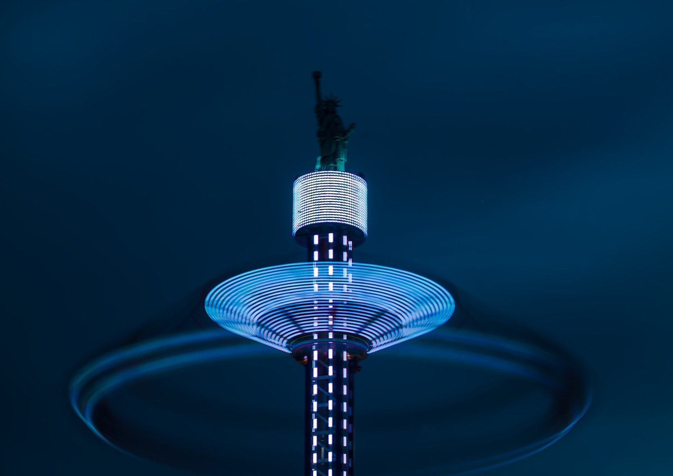 a look at lights in motion at an illuminated tower inside the luna park amusement park, spinning lights 4k, HD Wallpaper