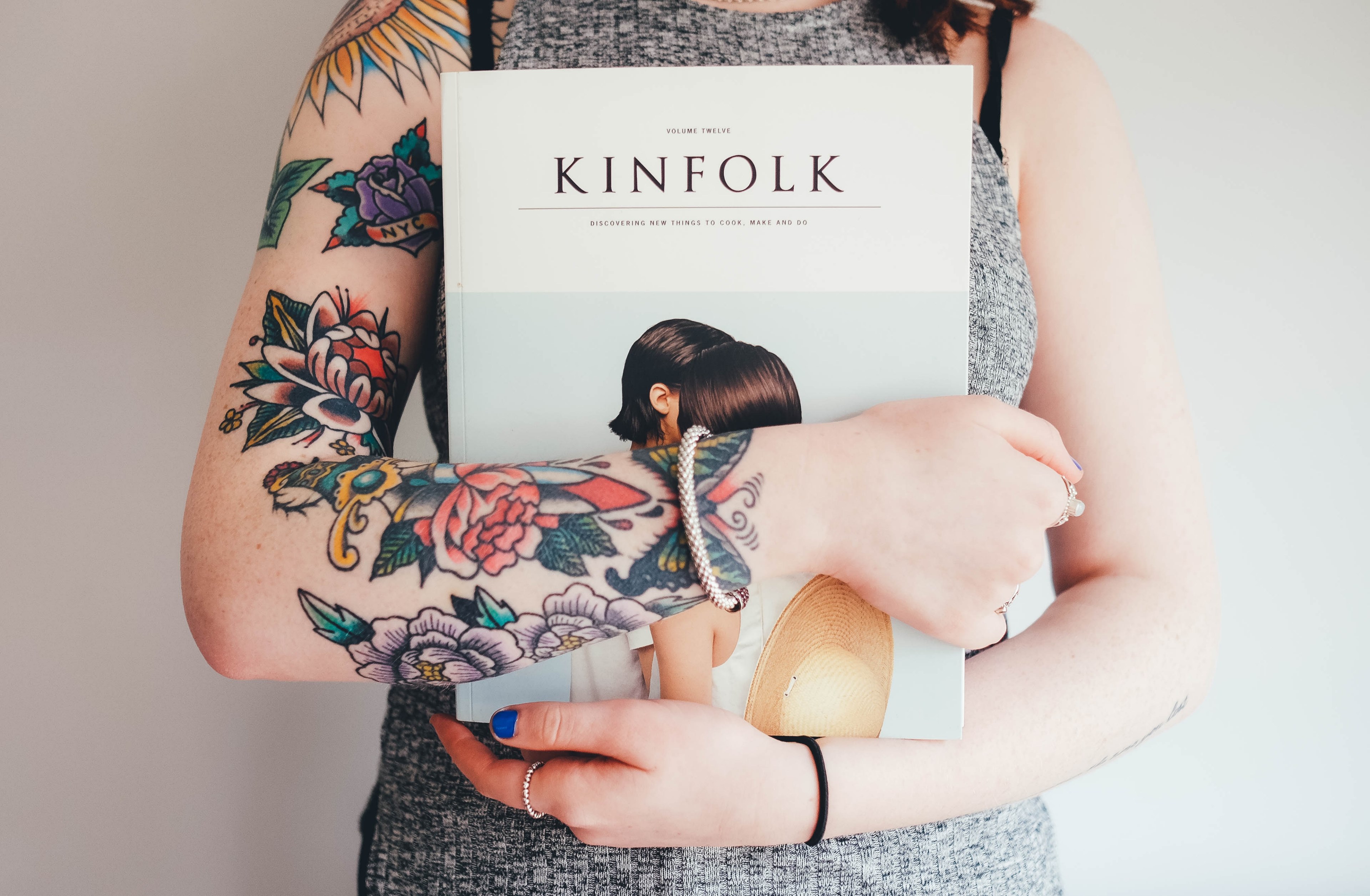 a woman with colorful floral tattoos holding a book in southampton, woman with tattoos 4k, HD Wallpaper