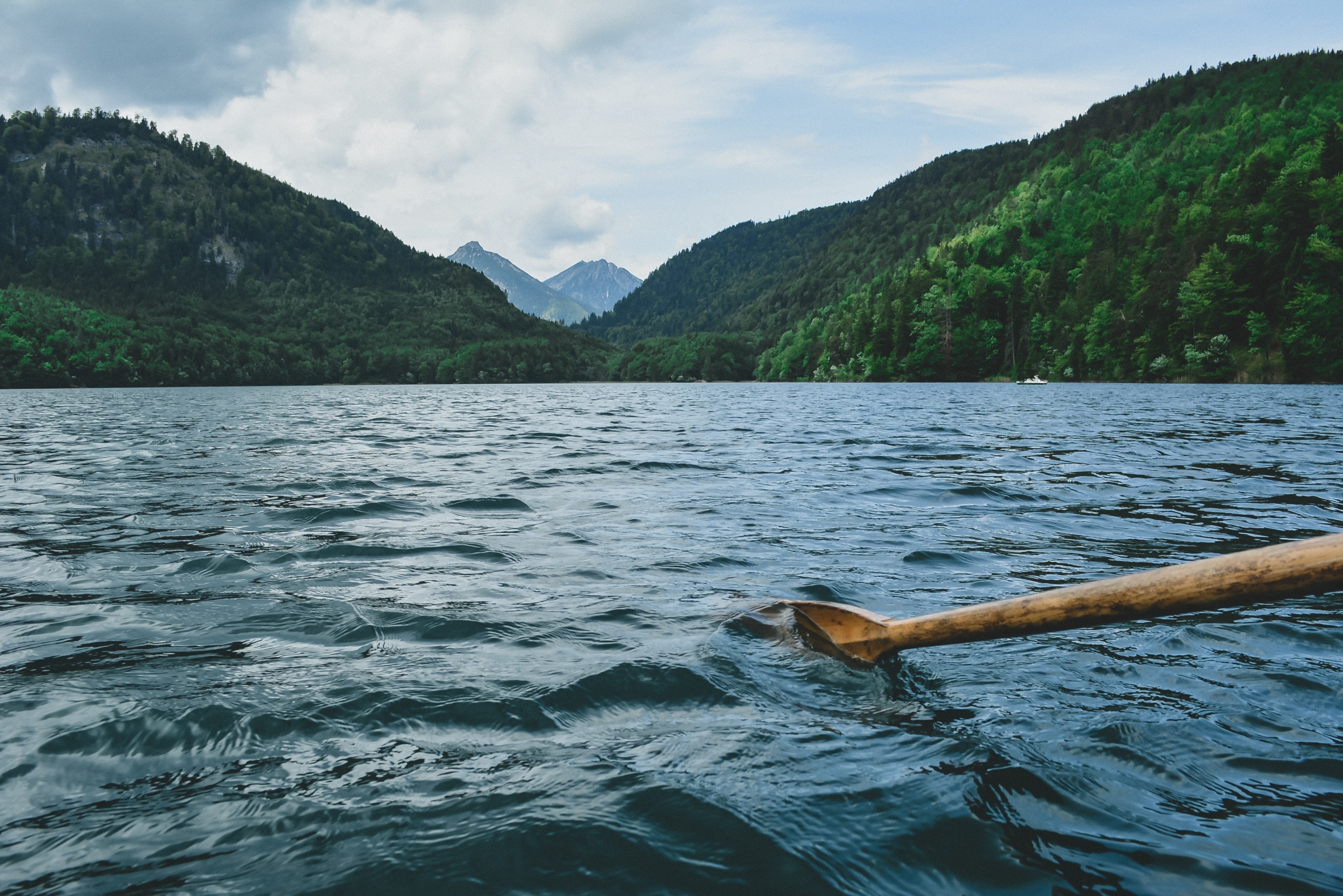 a boat view of a wooden oar in water on a choppy lake in the mountains, oar in water 4k, HD Wallpaper