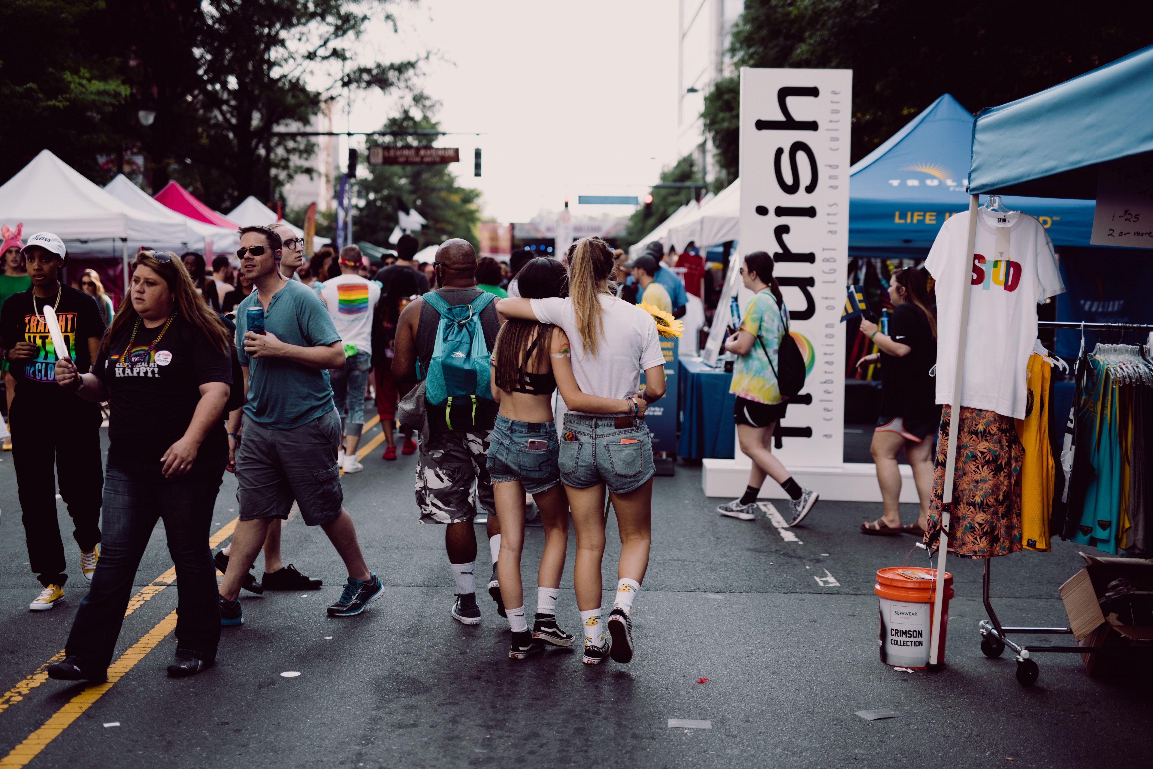 couple at charlotte pride 4k, HD Wallpaper
