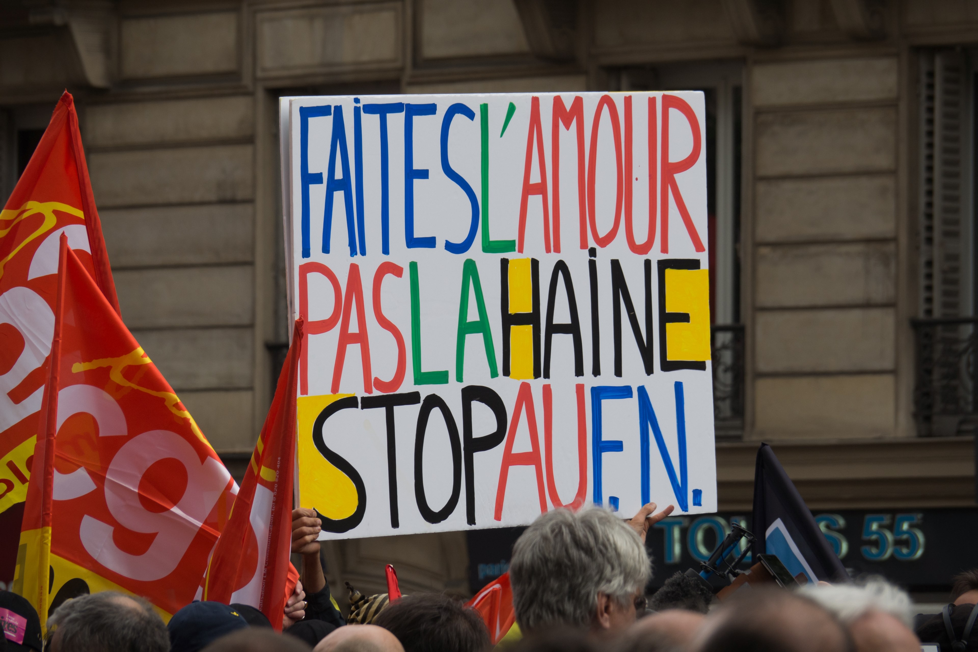 a protest sign in paris reads quotfaites lamour pas la haine stop au fnquot, faites lamour pas la haine stop au fn 4k, HD Wallpaper