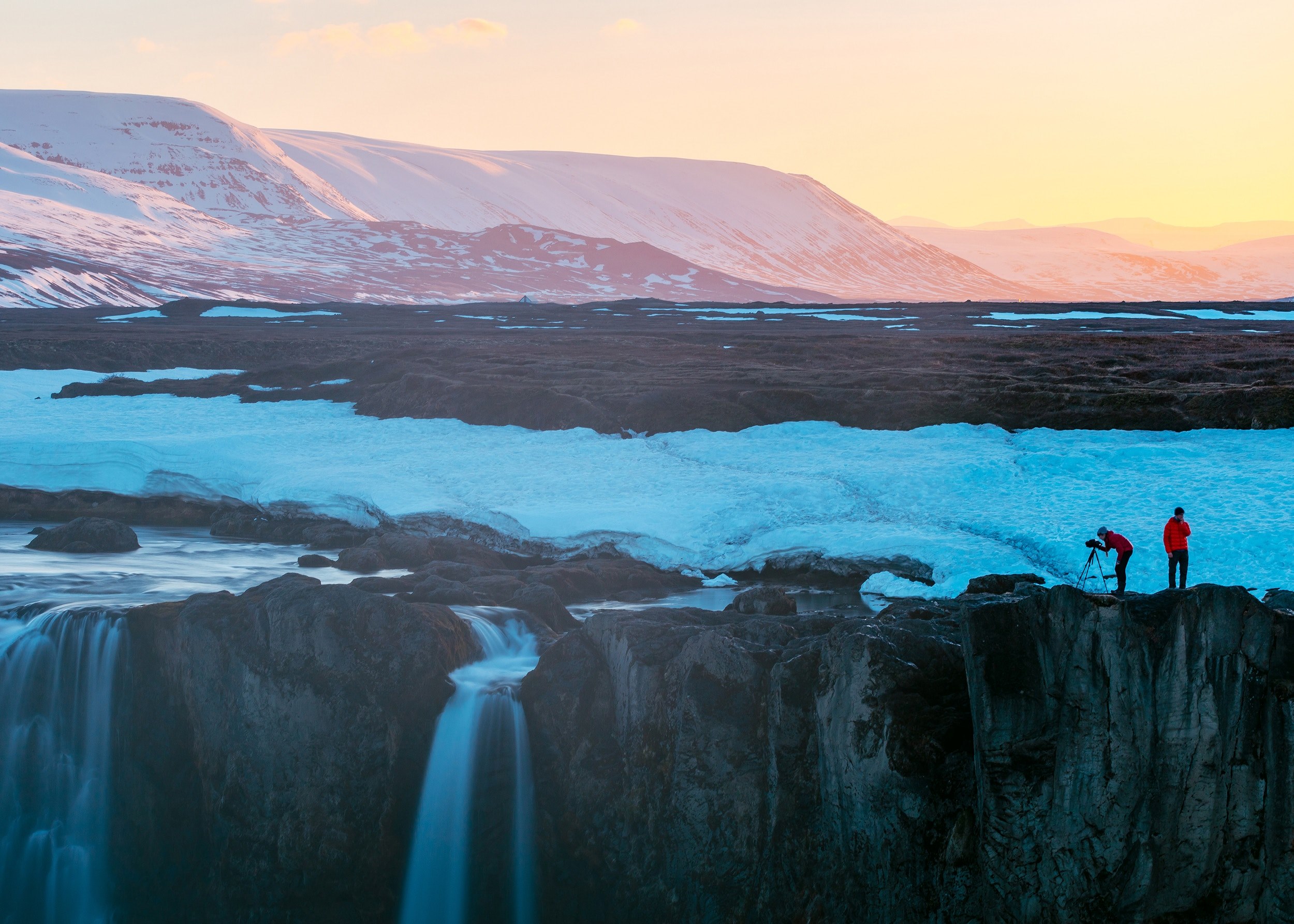 two people photographing waterfalls near a melting glacier on an icelandic plateau, gafoss 4k, HD Wallpaper
