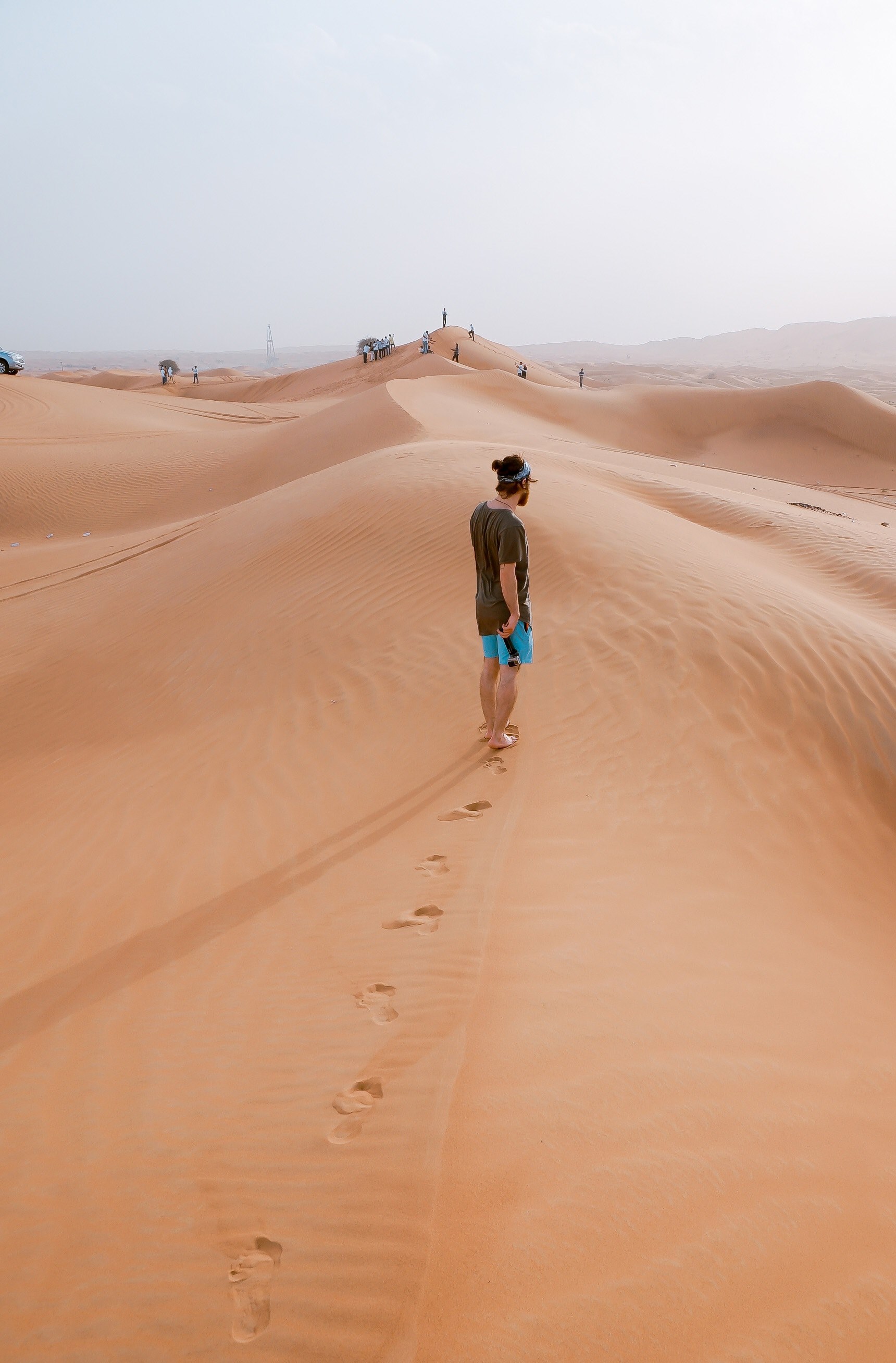 hiker walks alone in the sands of desert retreat camp, wonderer 4k, Phone HD Wallpaper