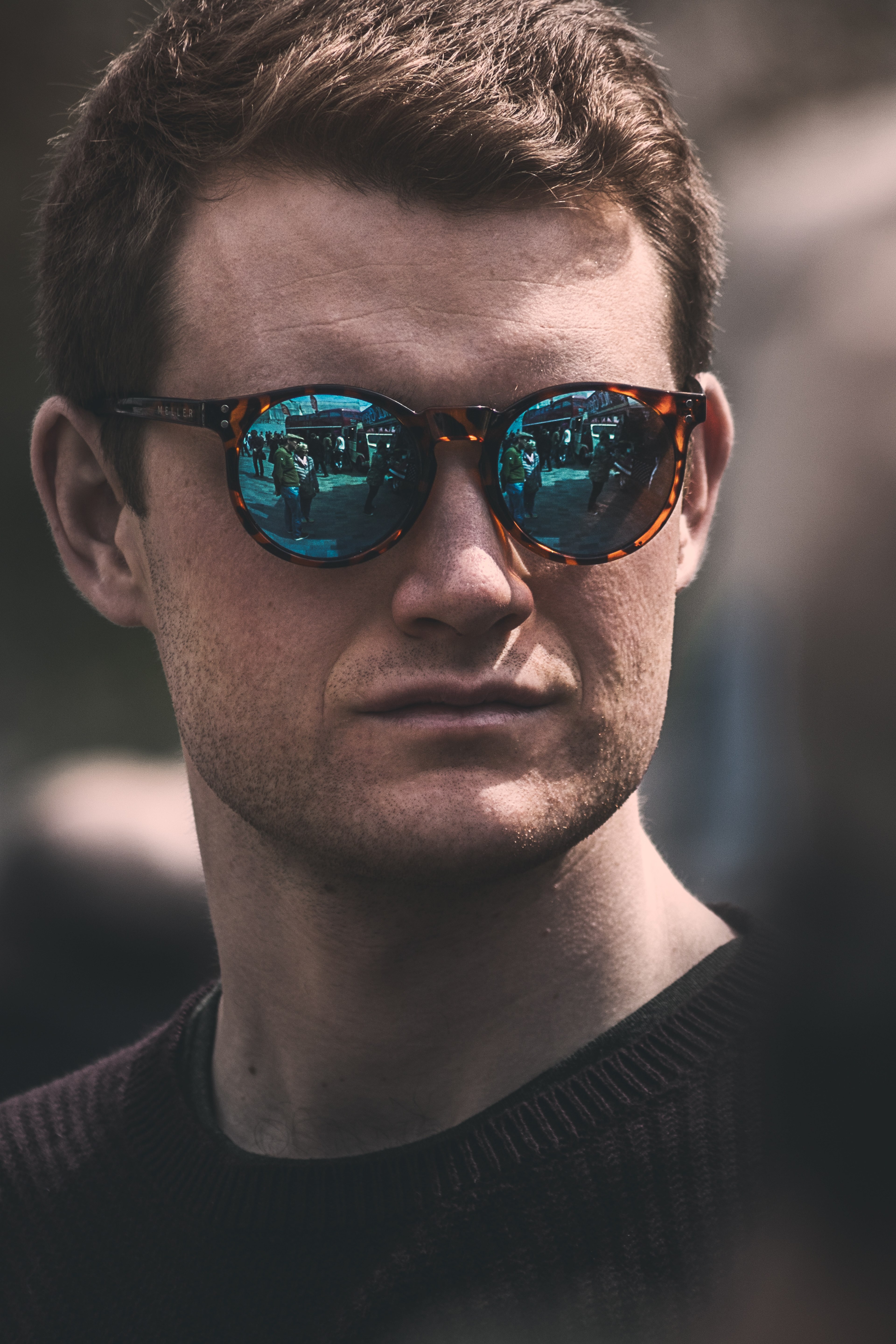 man in reflective hipster sunglasses looking out at a busy city, sunglasses reflections 4k, Phone HD Wallpaper