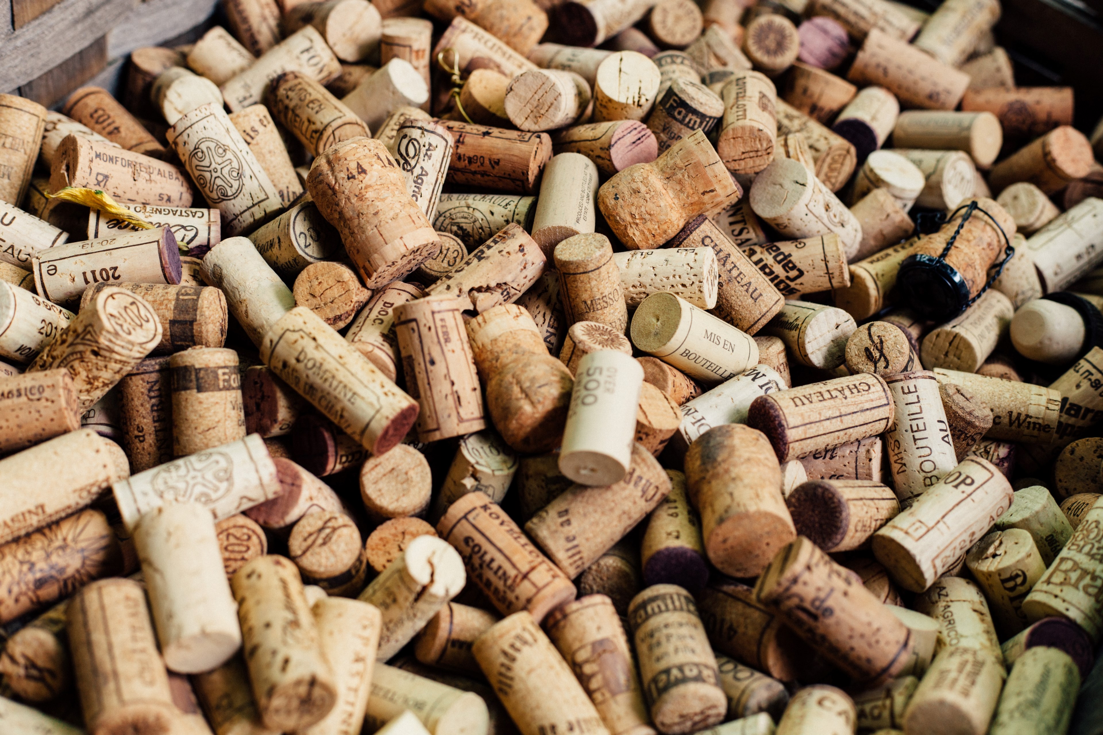 a large collection of wine corks, _wine corks in a basket 4k, HD Wallpaper