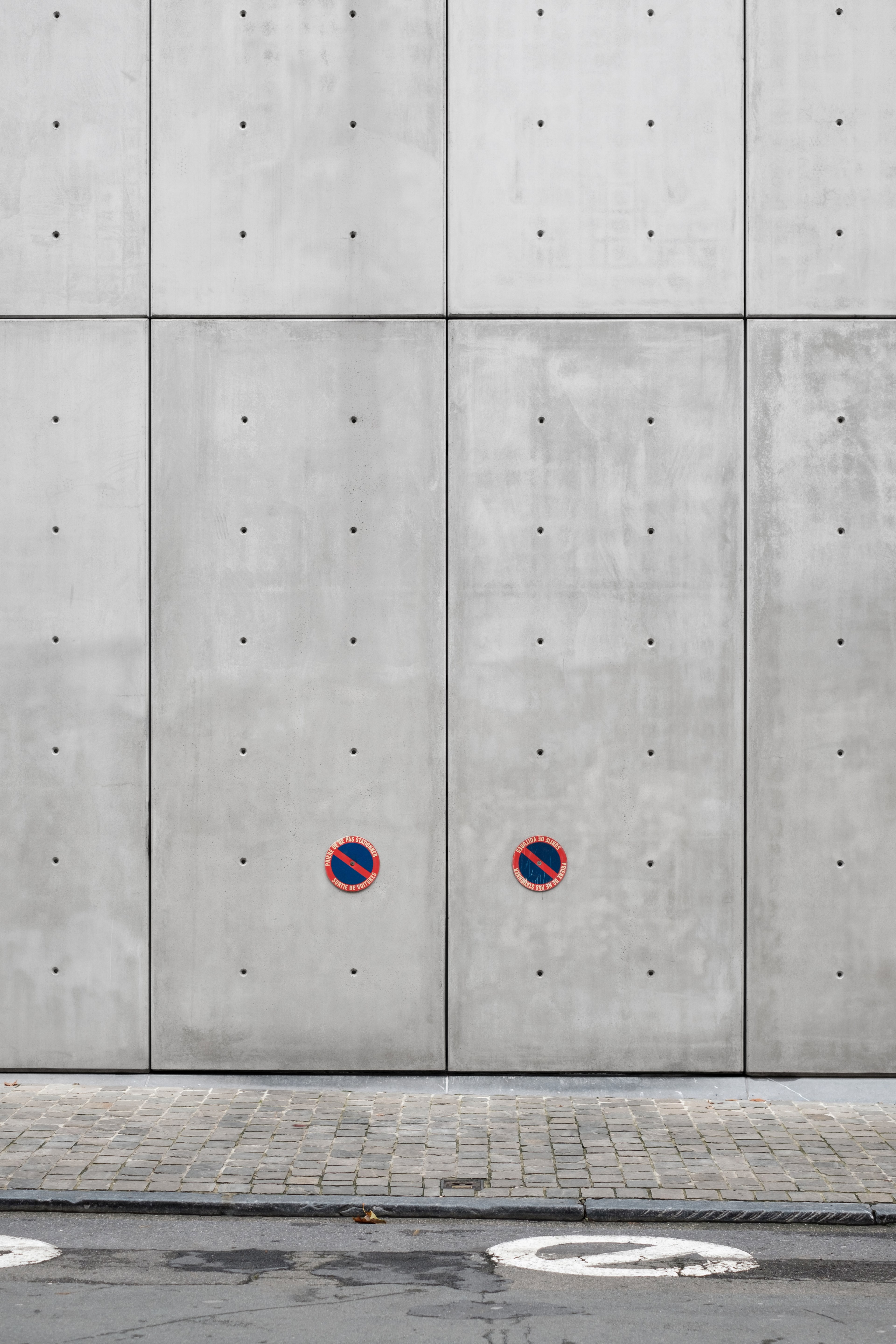 concrete wall opening and no parking space 4k, Phone HD Wallpaper