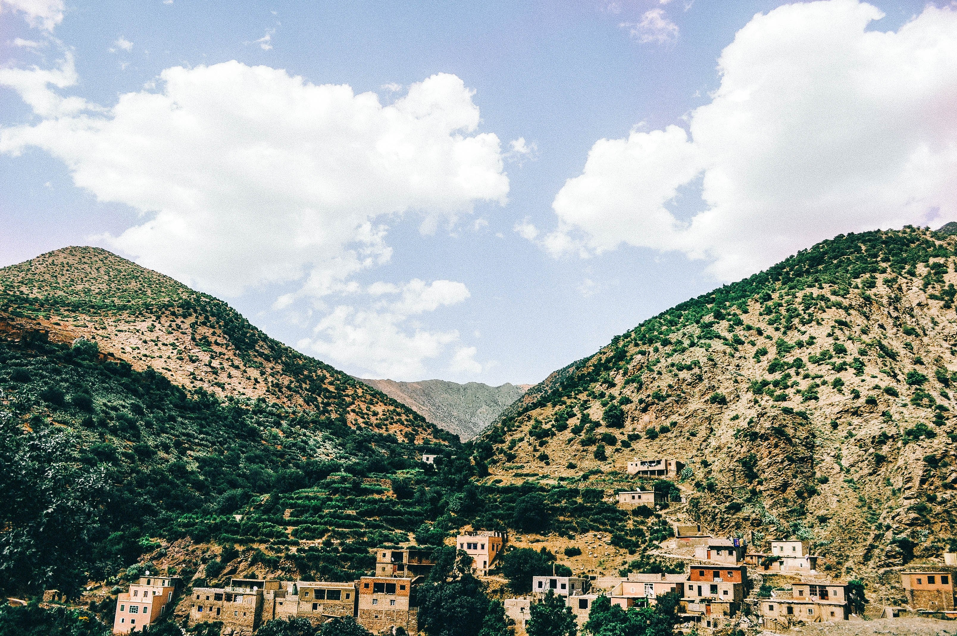 desert village sits in the valley between two rocky hills, village in the valley 4k, HD Wallpaper
