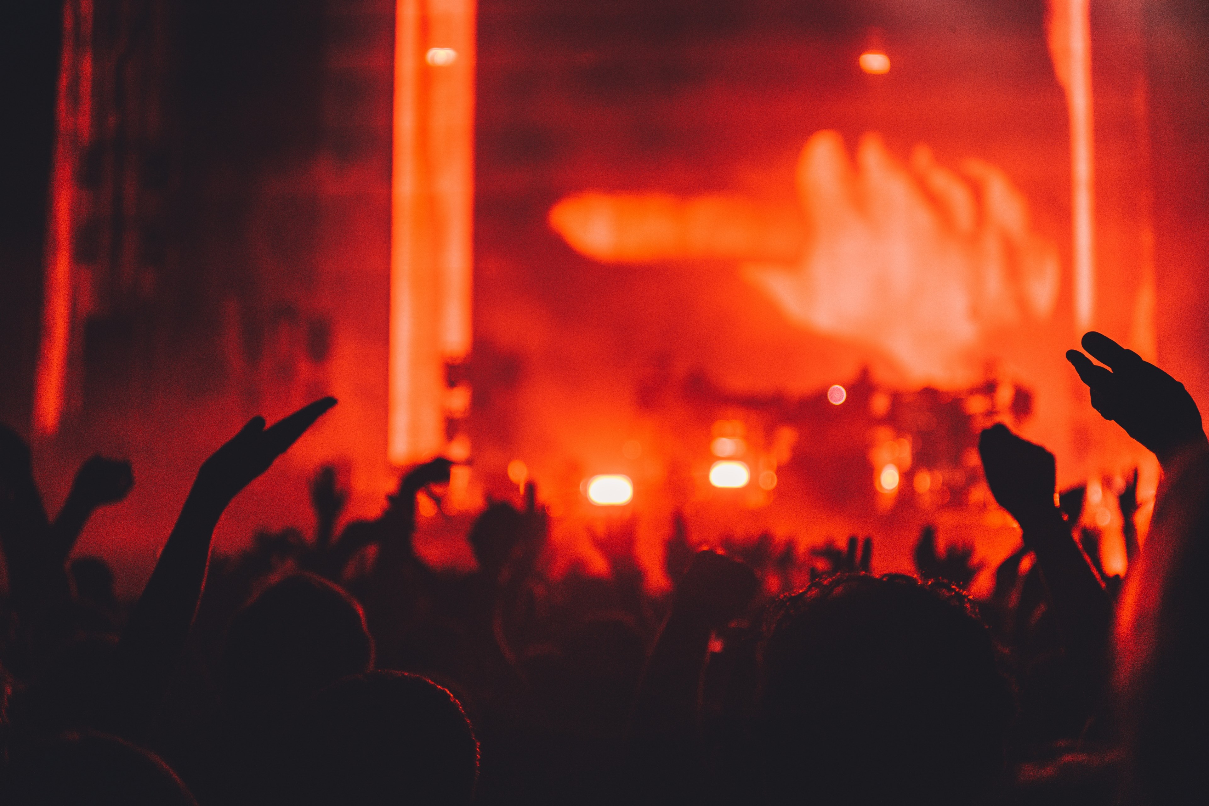 silhouettes of concert audience raising their hands in the air in front of a stage bathed in red light, put your hands in the air 4k, HD Wallpaper