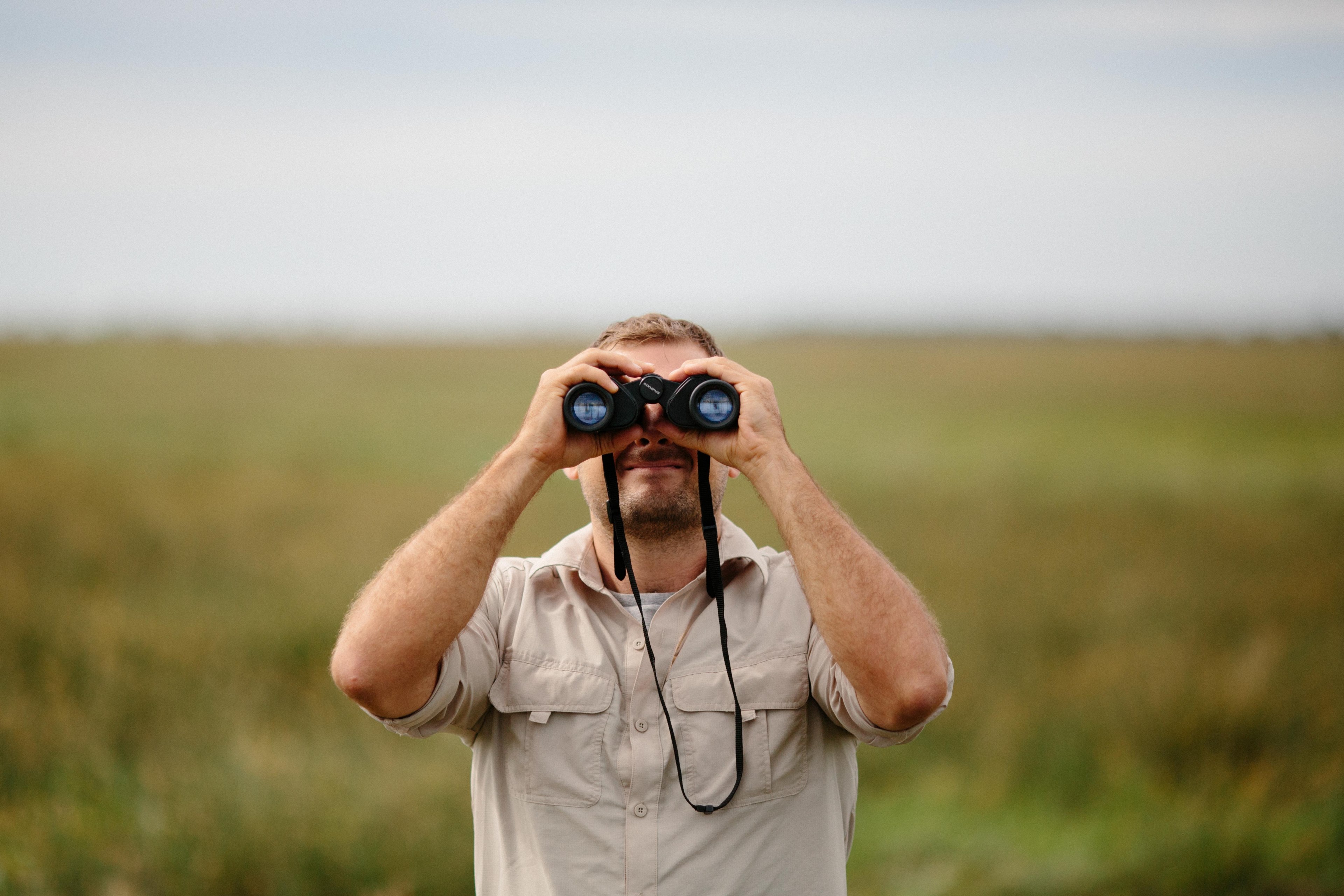 man on a safari expedition looking through binoculars, exploration of africa 4k, HD Wallpaper
