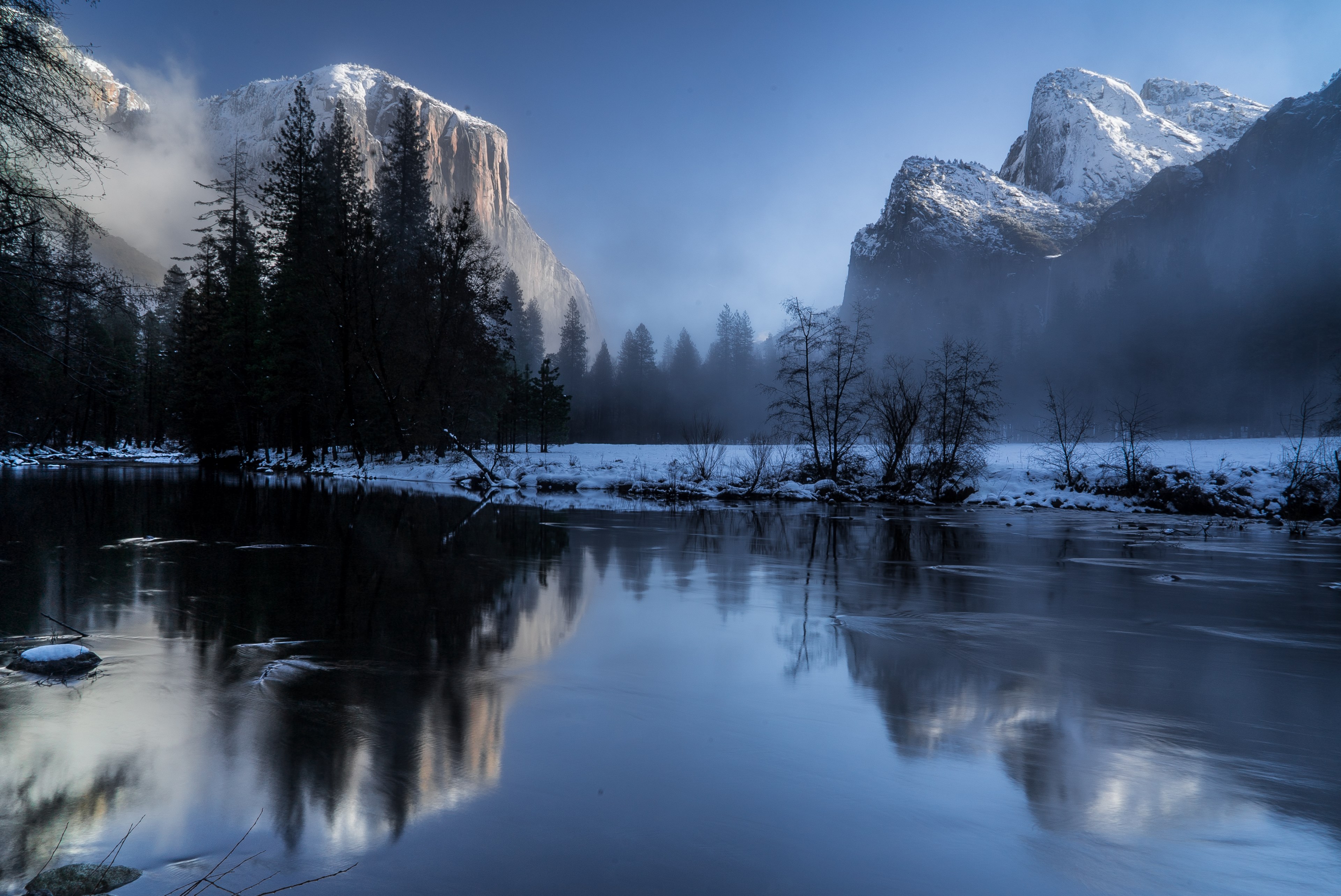 a misty frozen lake with a reflection and view of snow capped mountains in yosemite valley, snowy mountains reflection in a lake 4k, HD Wallpaper
