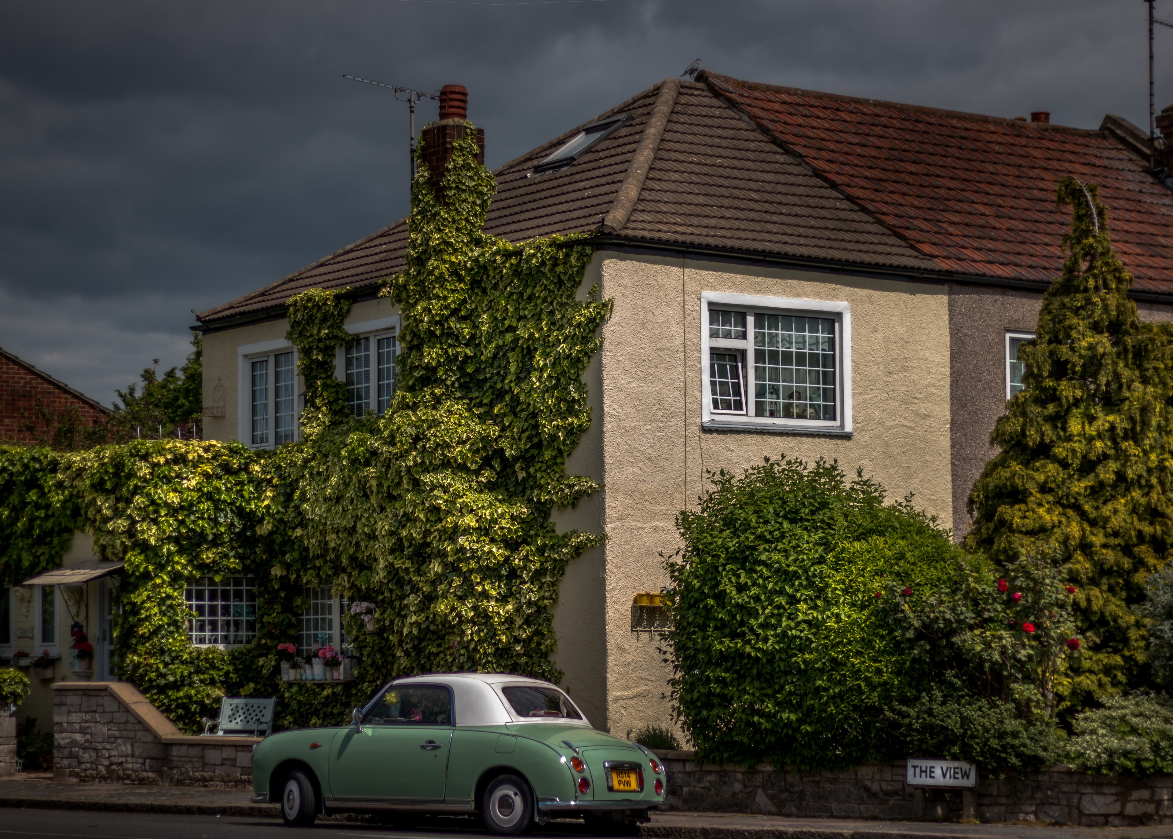 old vintage car parked in front of the ivy covered residential house in london, vintage house in a city 4k, HD Wallpaper