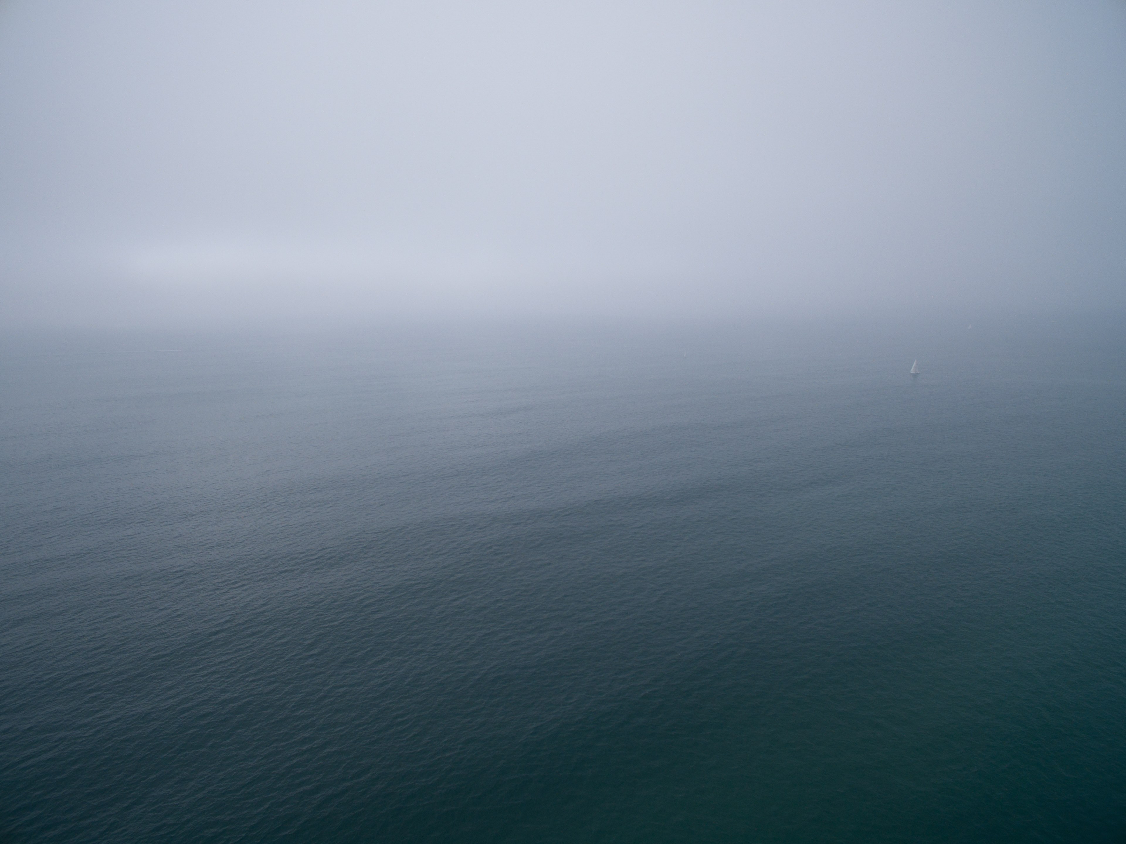 drone aerial view of the ocean on a foggy day at redondo beach, swallowed in the sea 4k, HD Wallpaper