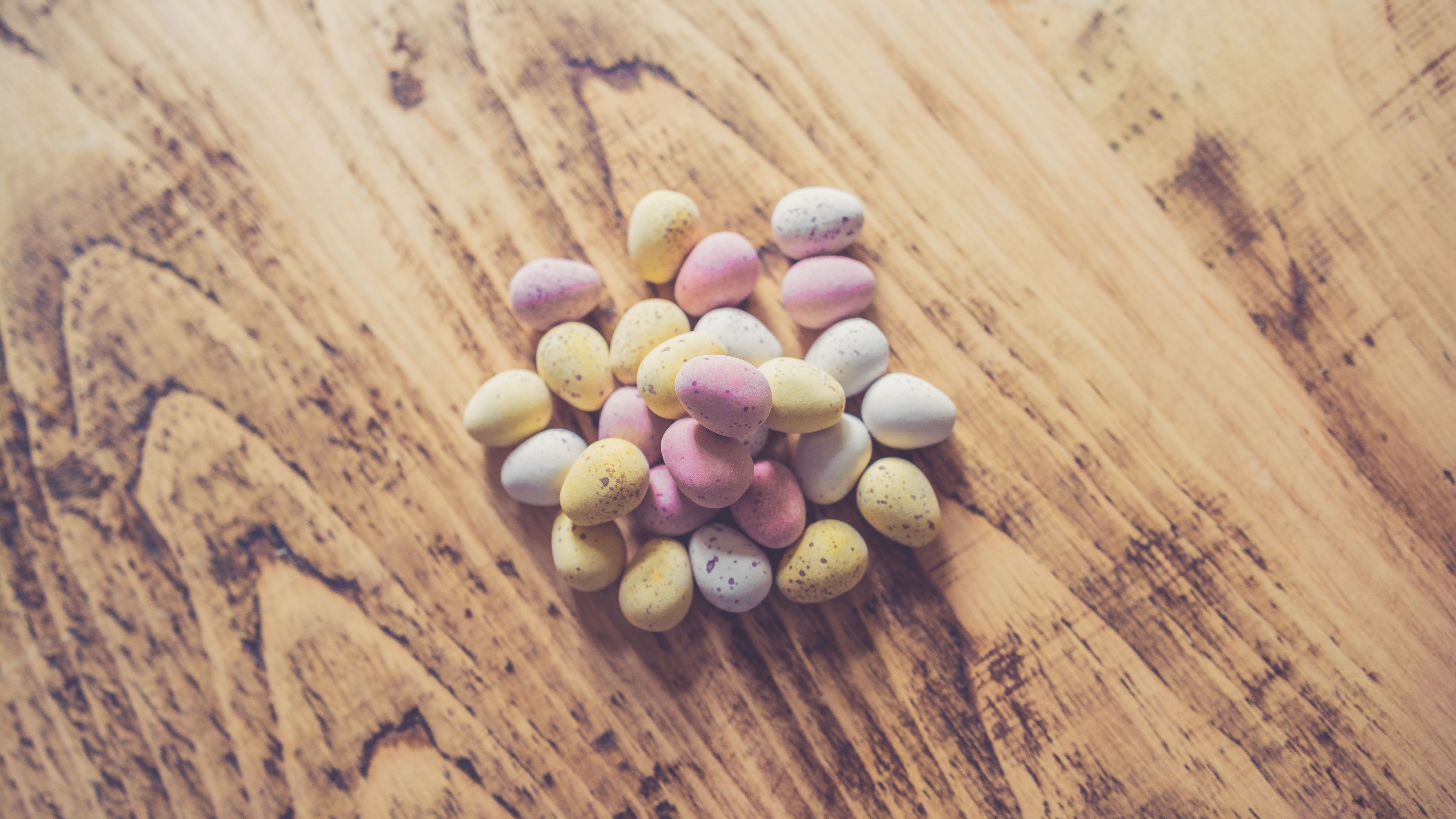 quail eggs, colorful, table, 4k, HD Wallpaper