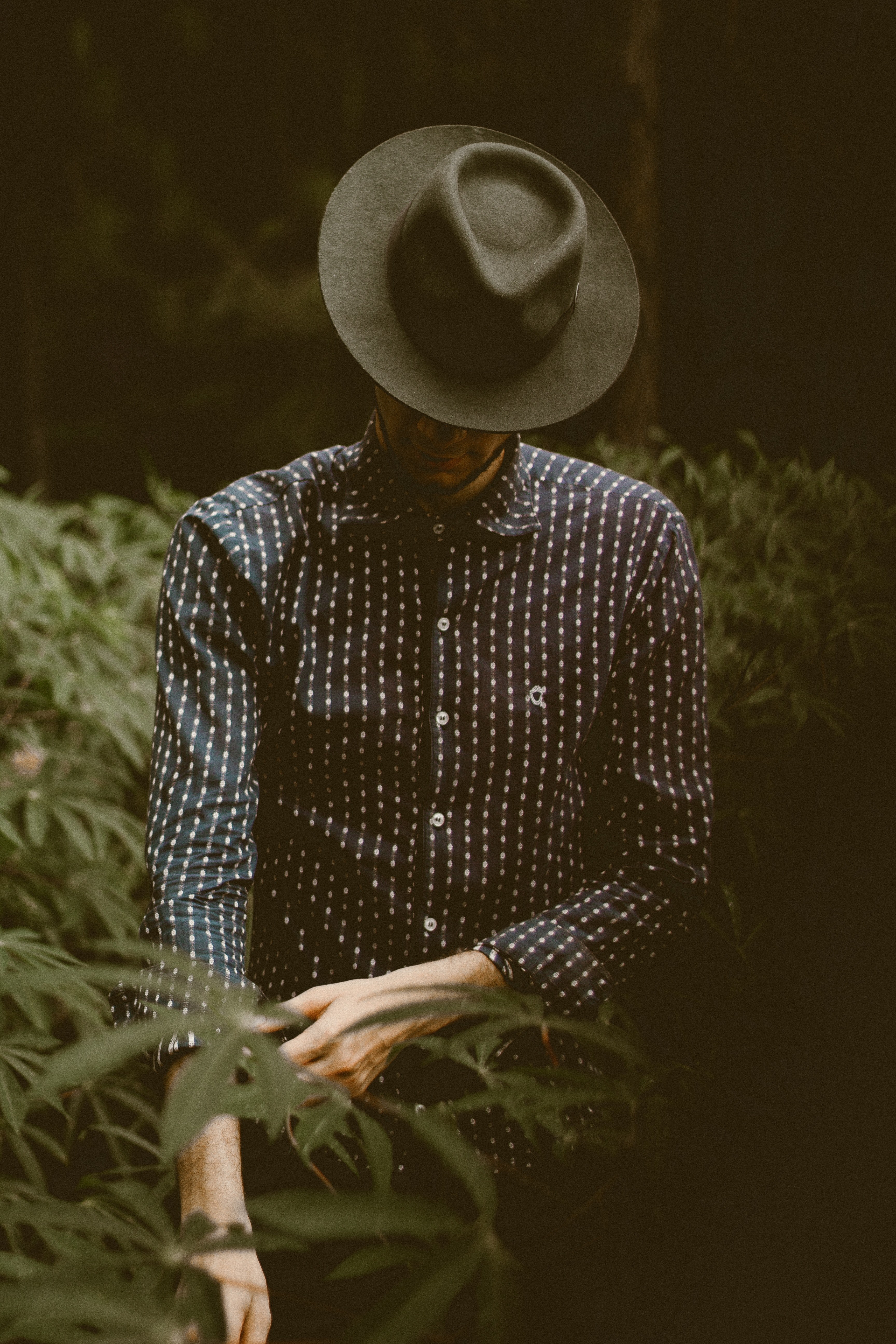 a man standing in the bushes wearing a hat and polka dotted shirt, born again 4k, Phone HD Wallpaper