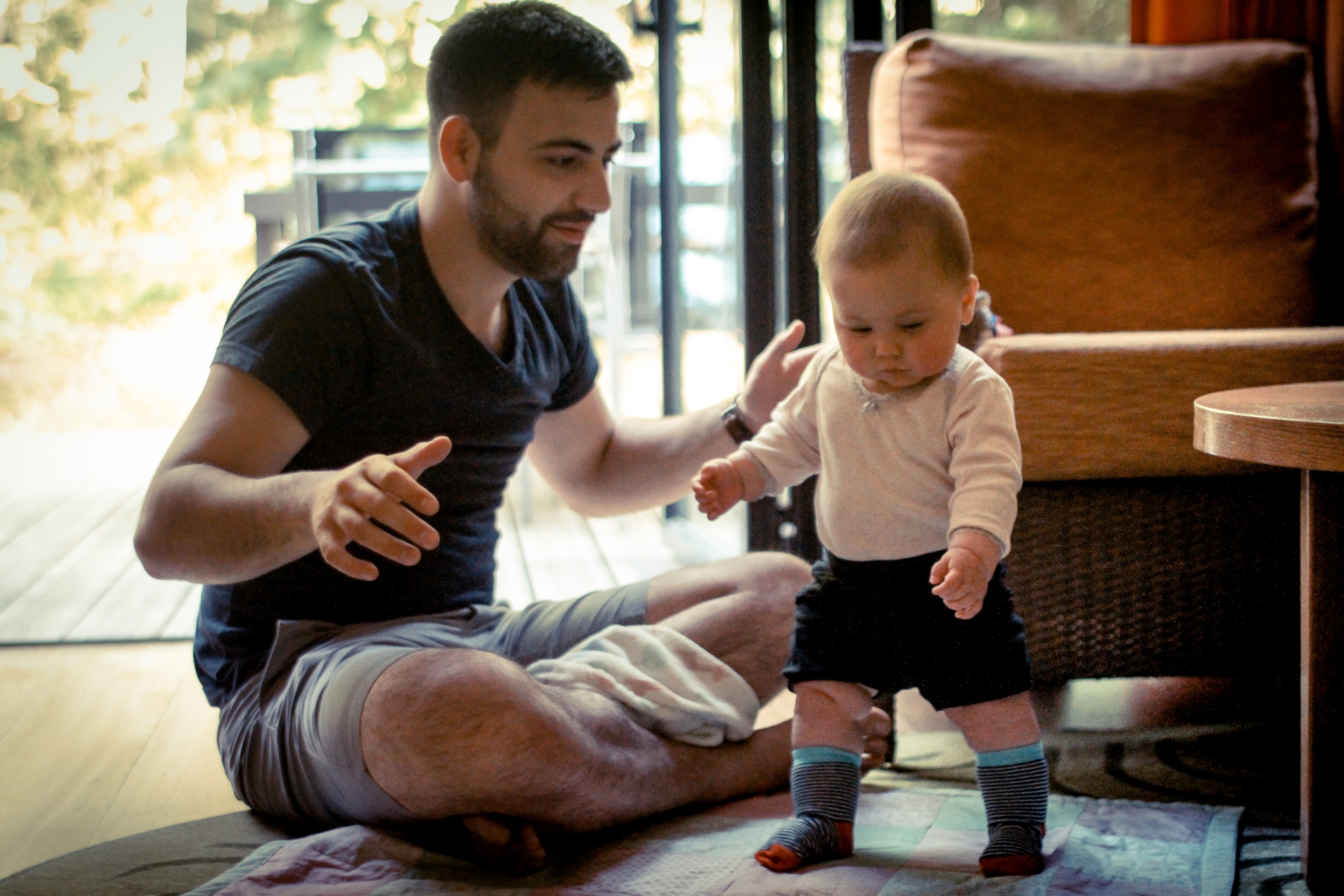 a man helping teach his 1 year old how to walk, _baby learning walk 4k, HD Wallpaper