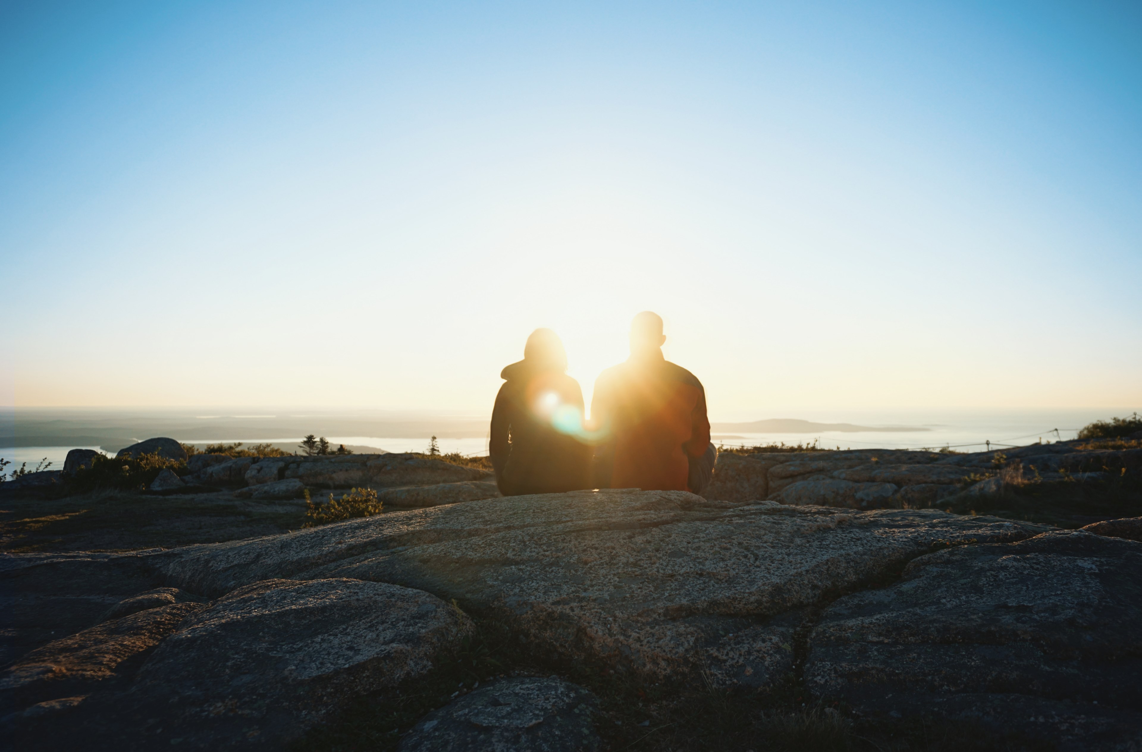 a couple sitting in a rocky valley on cadillac mountain watching the sunset over the lake, cadillac mountain sunset 4k, HD Wallpaper