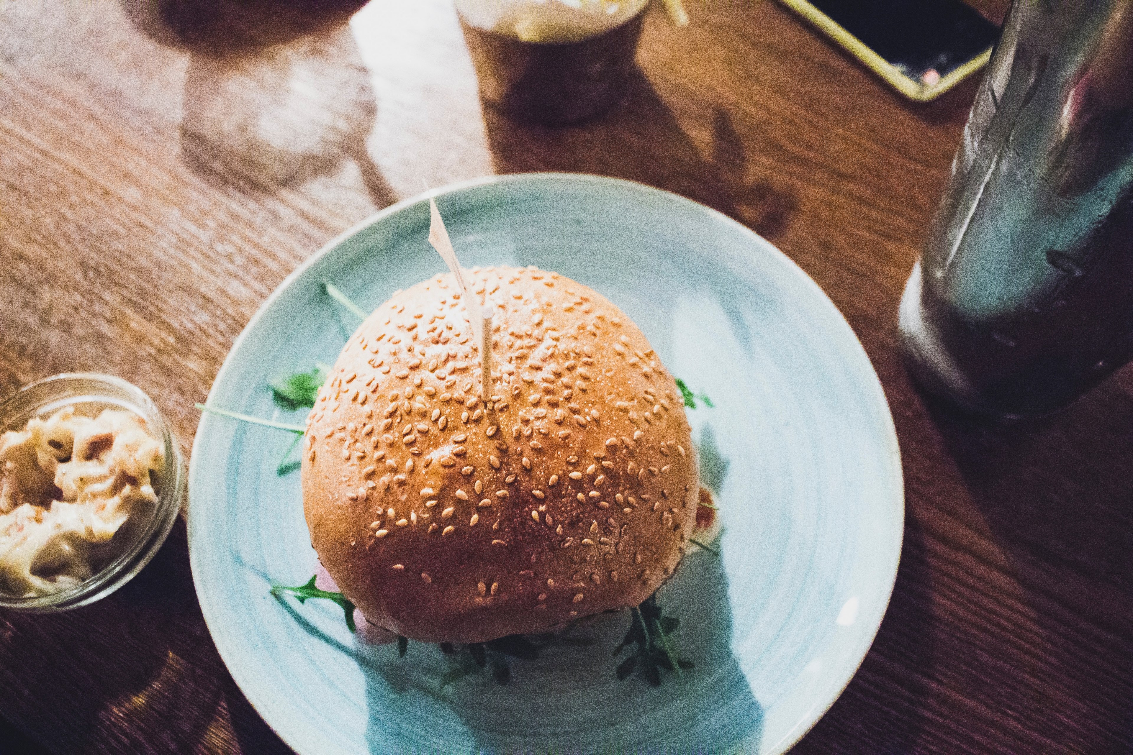 burger with a sesame bun on a light blue plate, gbk burger 4k, HD Wallpaper